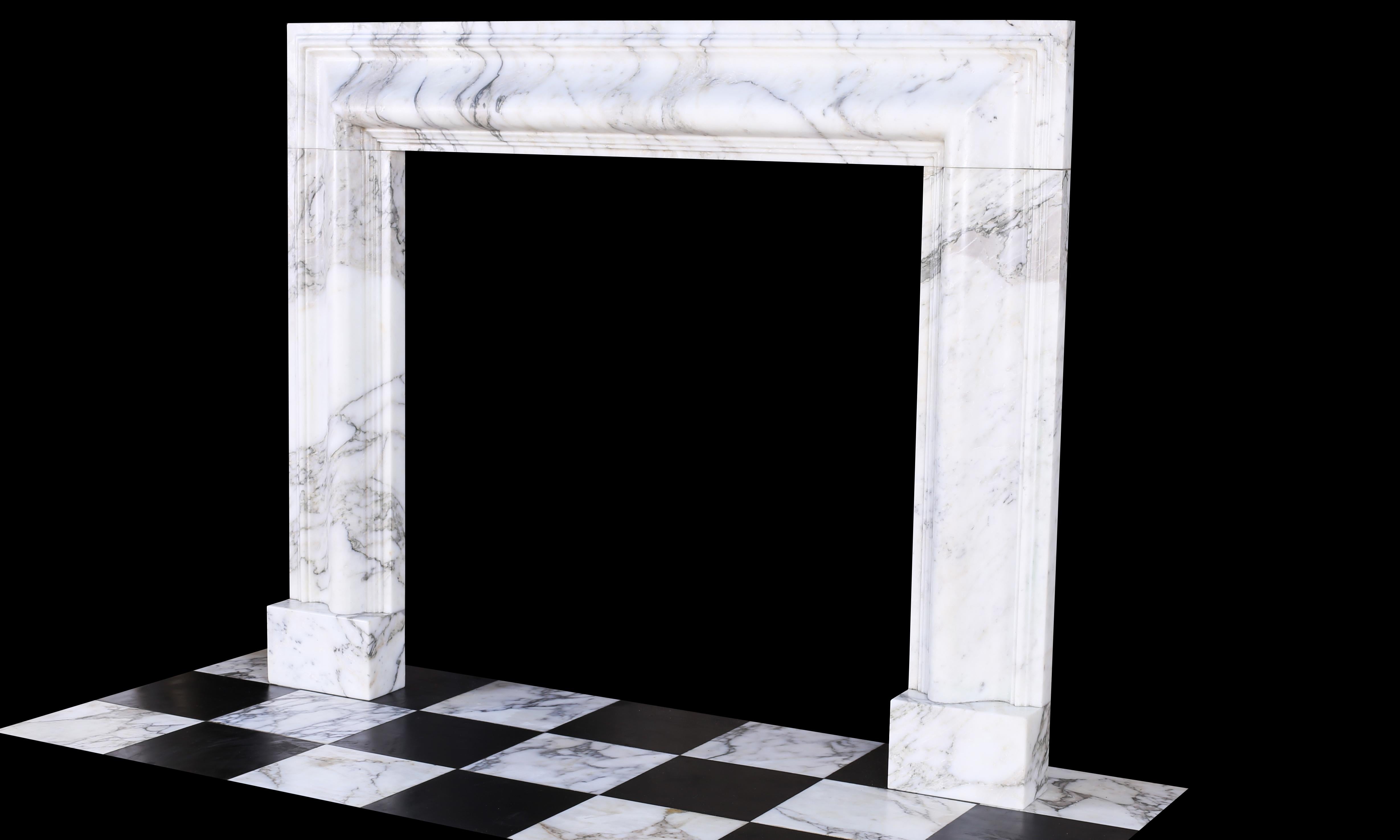 Eleganter georgianischer Bolection-Kaminsims aus grauem italienischem Brescia-Marmor (21. Jahrhundert und zeitgenössisch) im Angebot