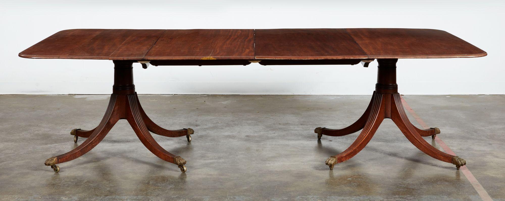 Une élégante table de salle à manger géorgienne pouvant accueillir confortablement huit personnes, avec un magnifique plateau en acajou massif en quatre sections, les sections d'extrémité ayant des coins arrondis et des bords moulurés au pouce et