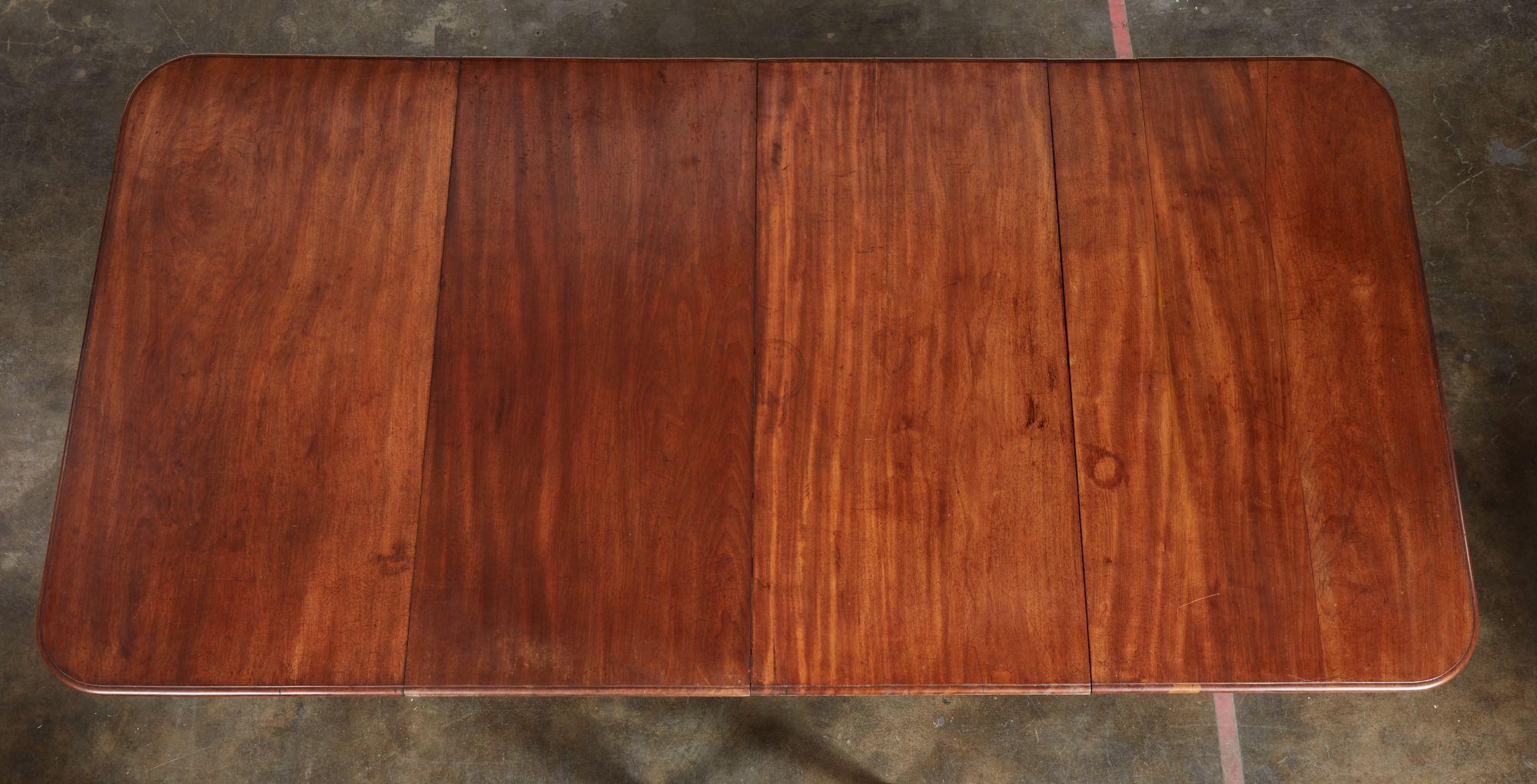 Georgien Elegance Table de salle à manger géorgienne en acajou en vente