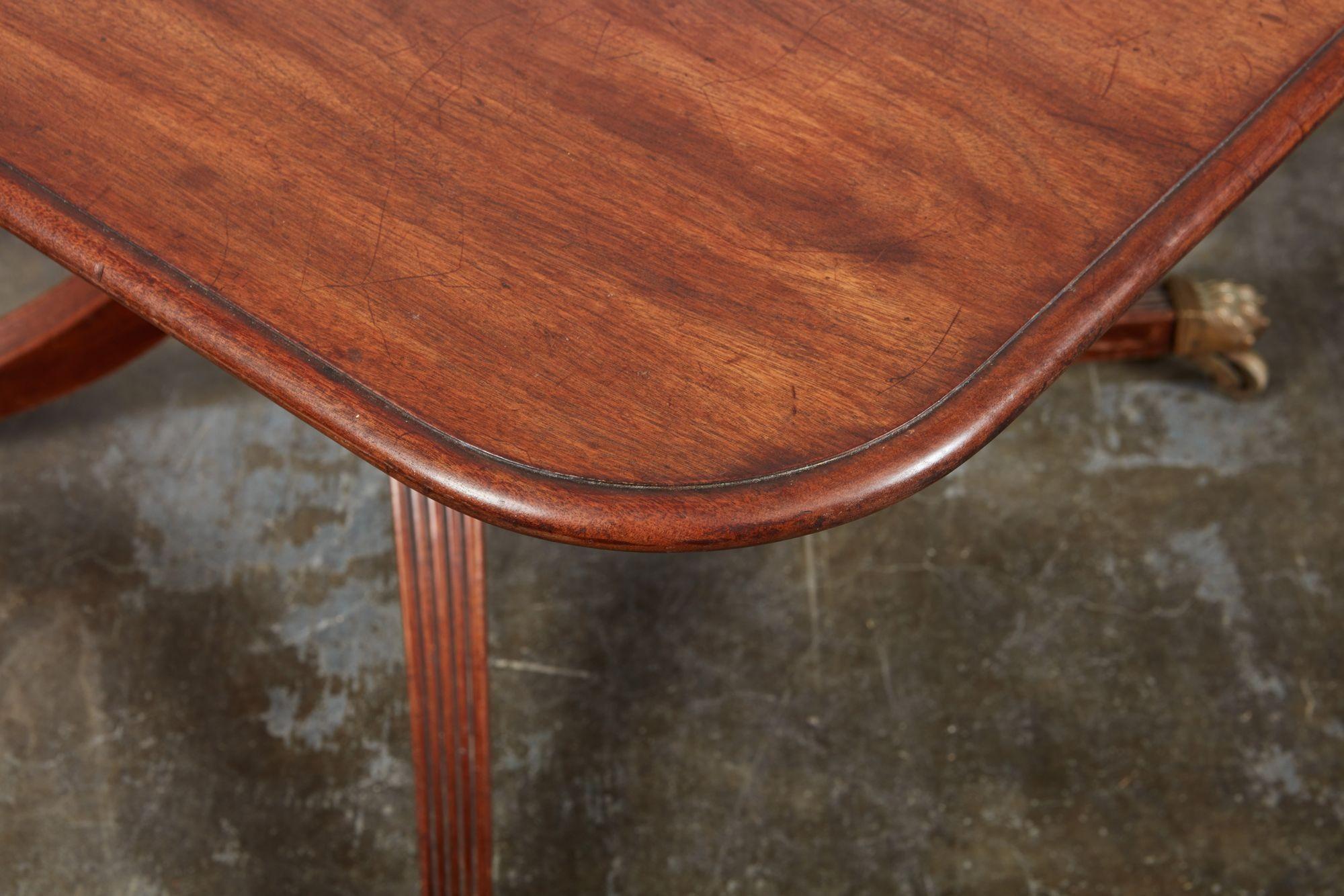 Anglais Elegance Table de salle à manger géorgienne en acajou en vente