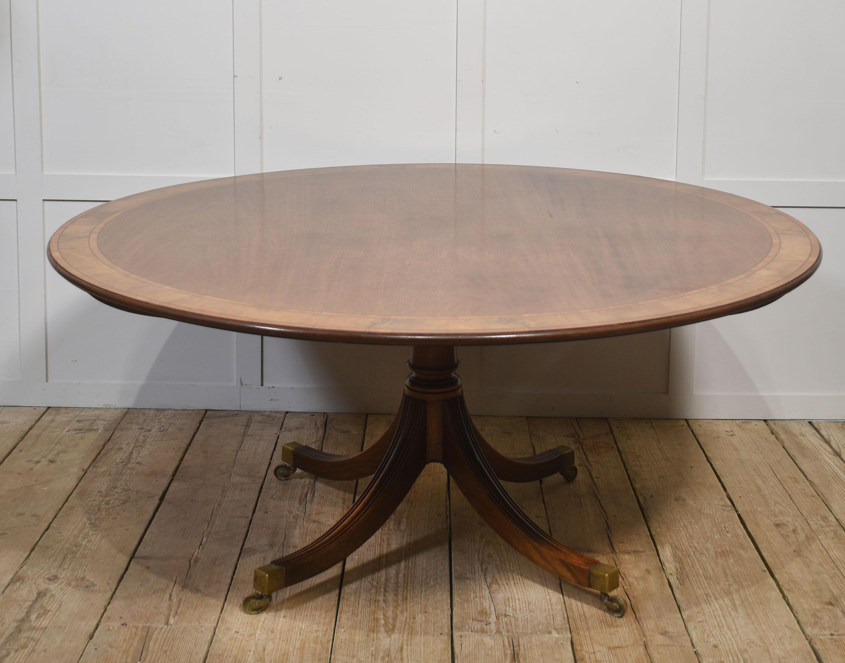 Elegante table de salle à manger à piédestal en acajou de style géorgien en vente 4