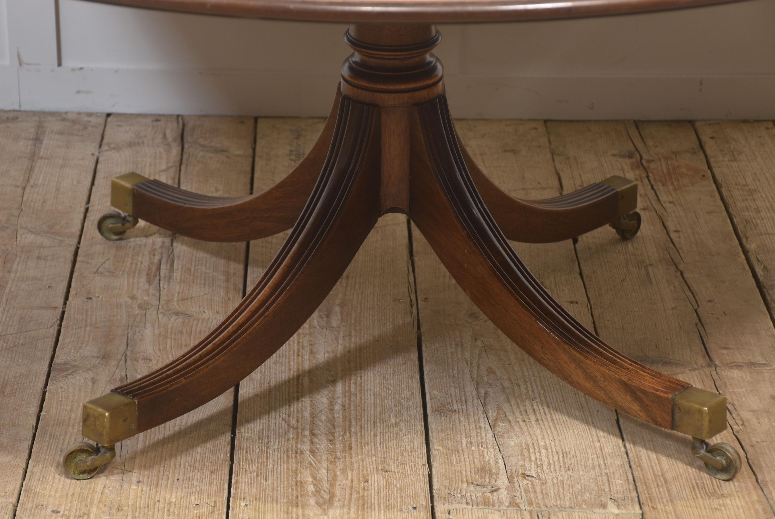 Elegante table de salle à manger à piédestal en acajou de style géorgien en vente 5