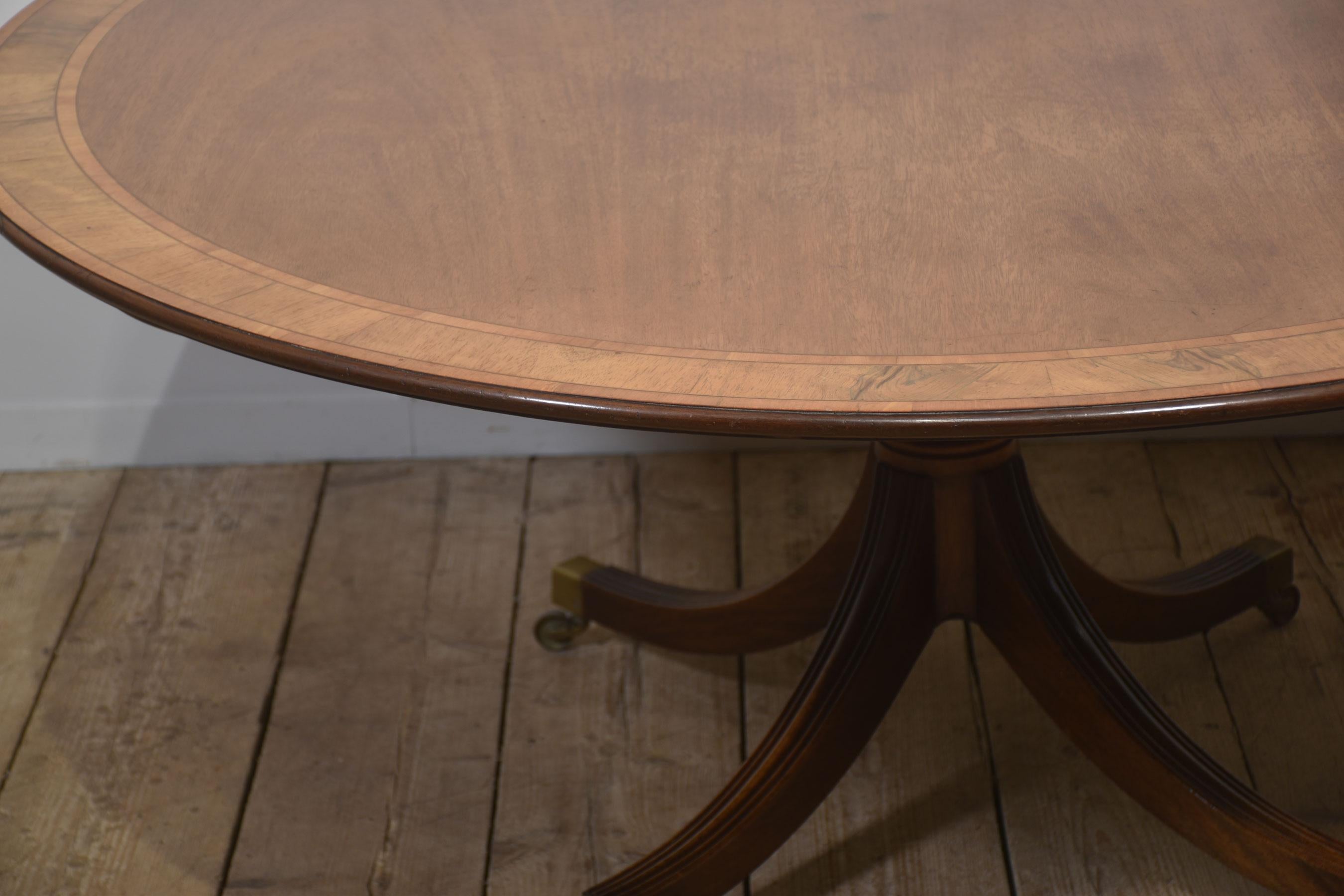 Britannique Elegante table de salle à manger à piédestal en acajou de style géorgien en vente