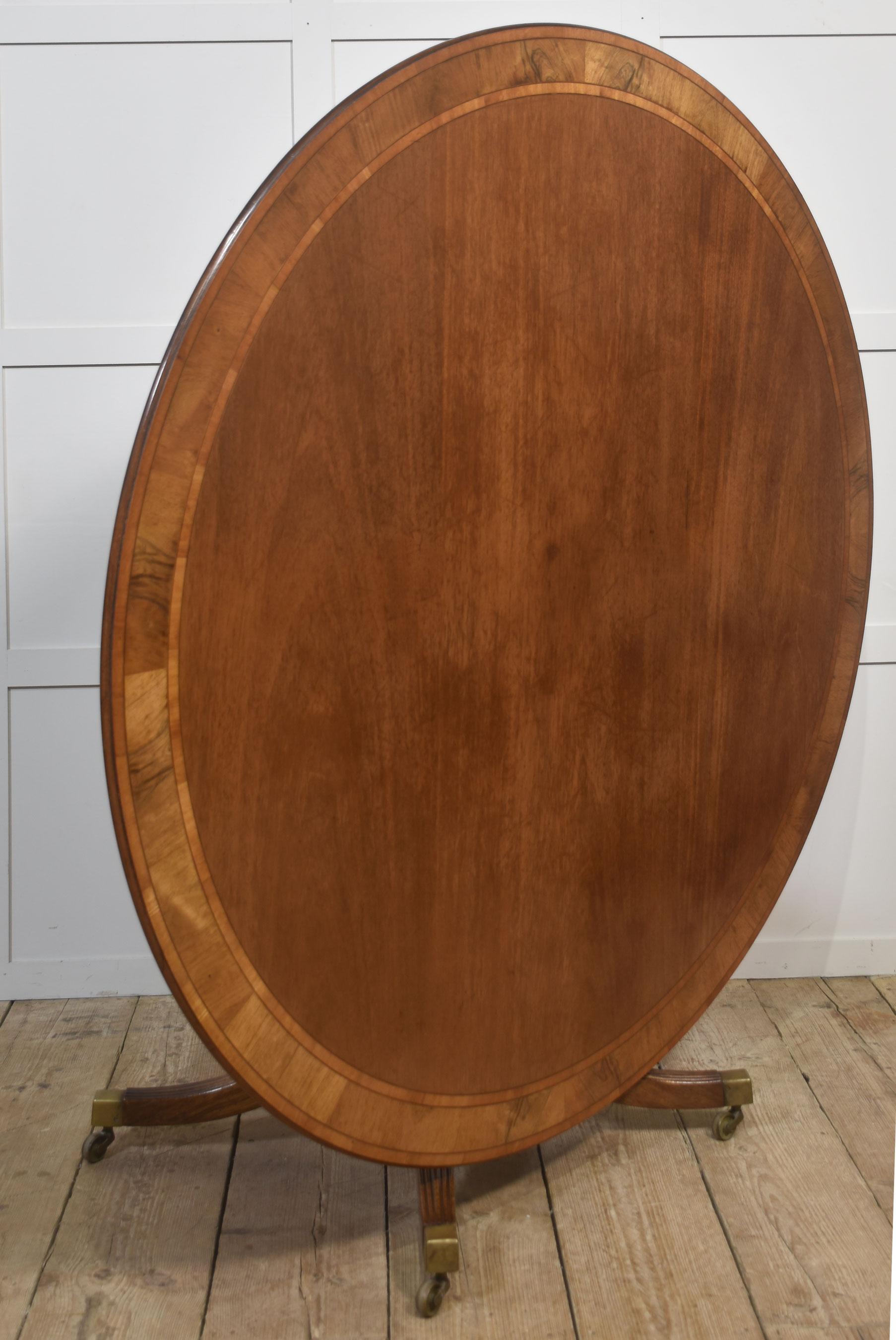 Elegante table de salle à manger à piédestal en acajou de style géorgien en vente 1