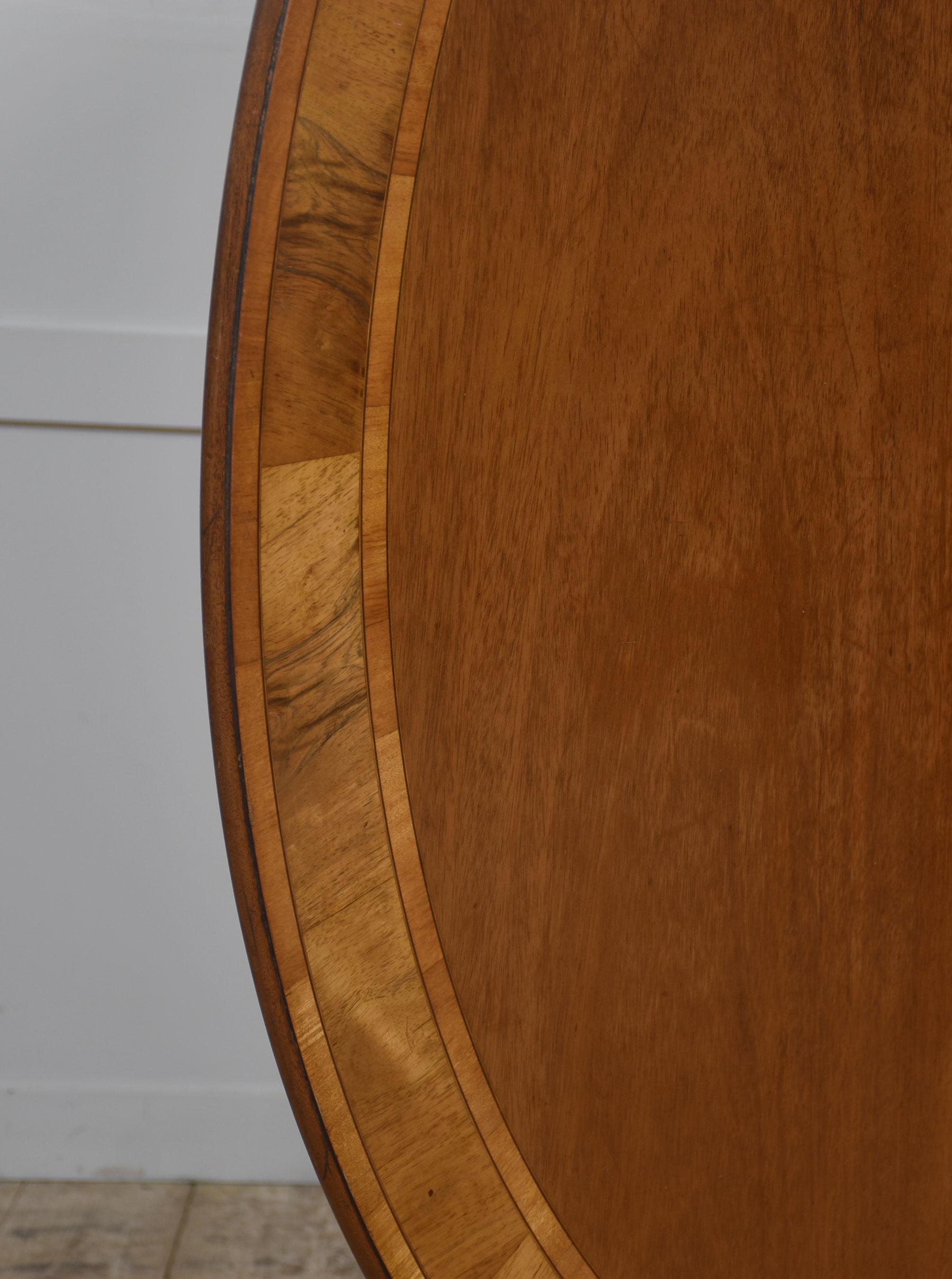 Elegante table de salle à manger à piédestal en acajou de style géorgien en vente 2