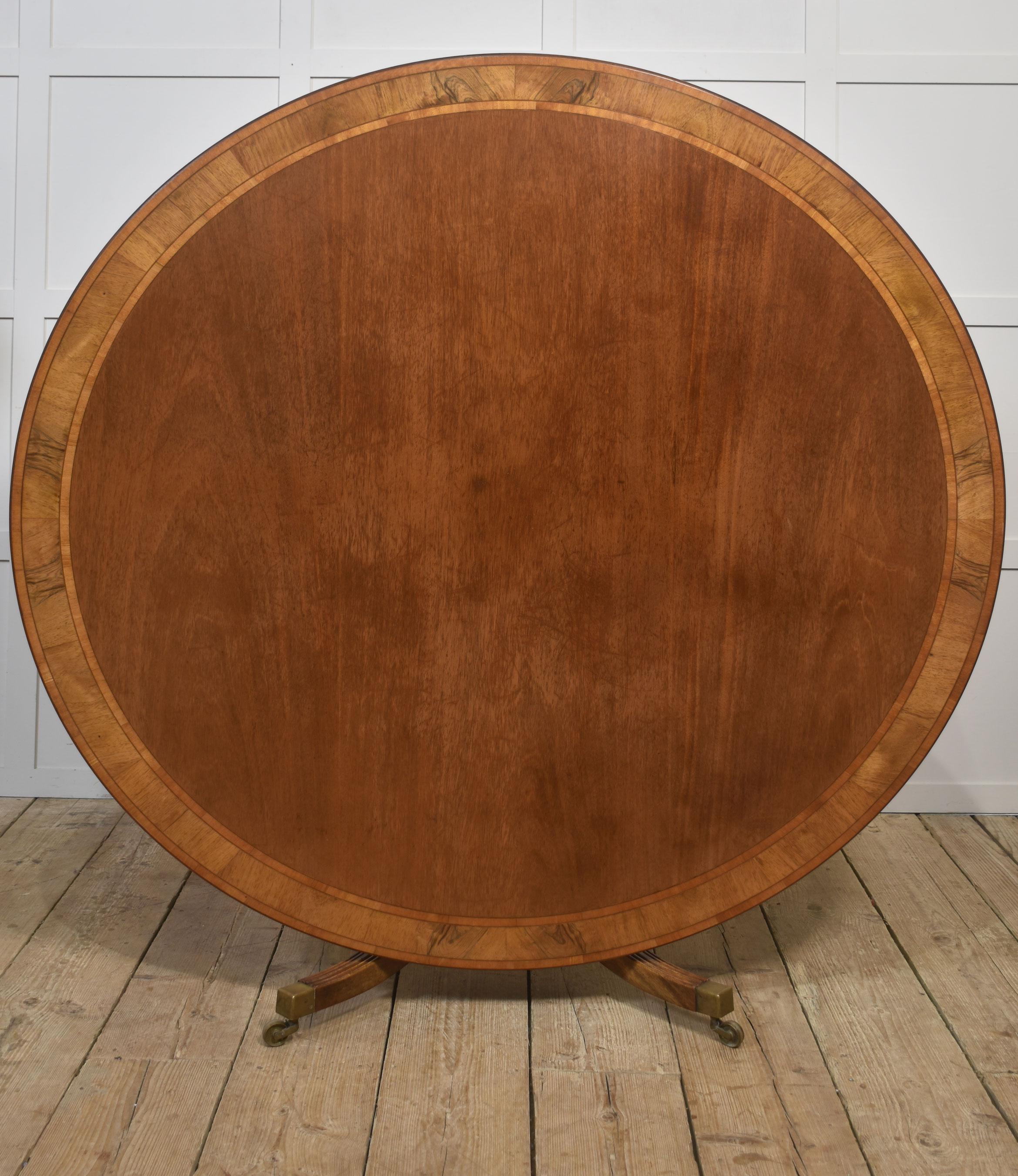 Elegante table de salle à manger à piédestal en acajou de style géorgien en vente 3