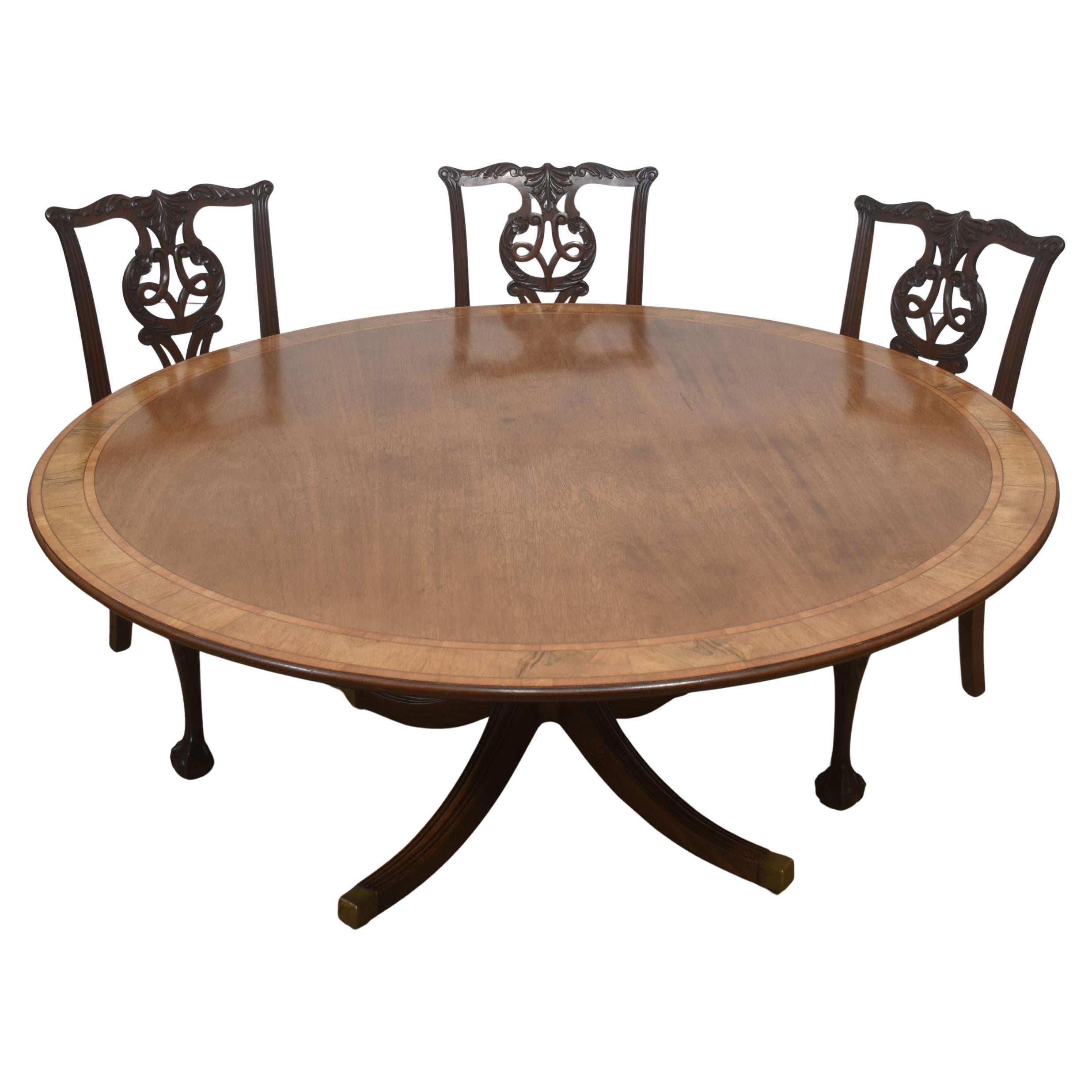 Elegante table de salle à manger à piédestal en acajou de style géorgien