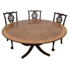 Elegante table de salle à manger à piédestal en acajou de style géorgien