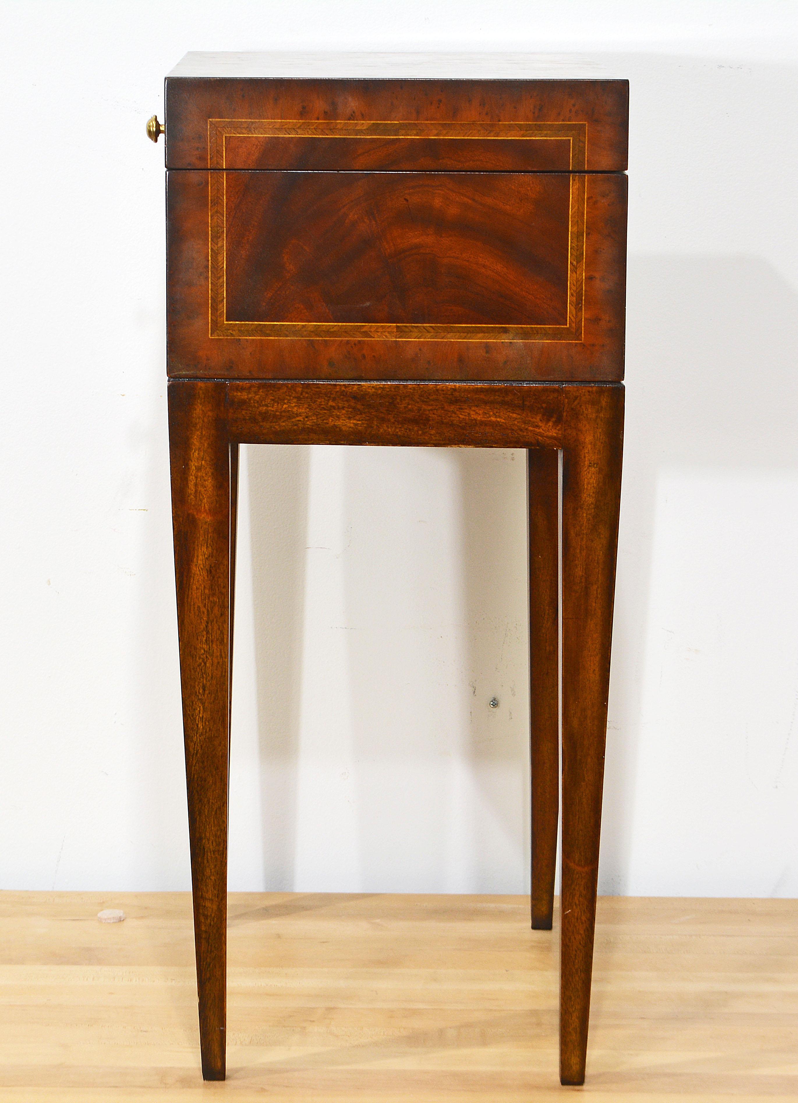 20th Century Elegant Georgian Style Maitland Smith Inlaid Mahogany Accent Storage Side Table For Sale