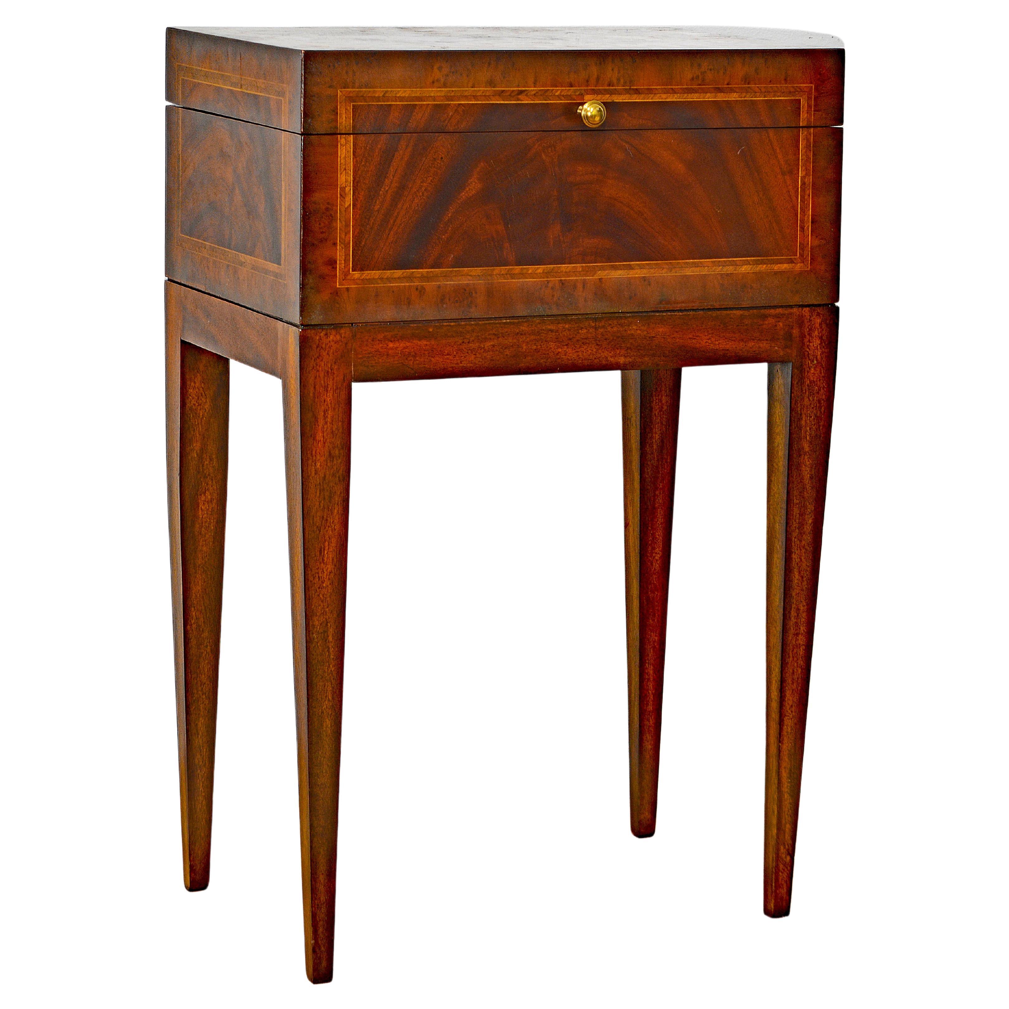 Elegant Georgian Style Maitland Smith Inlaid Mahogany Accent Storage Side Table For Sale