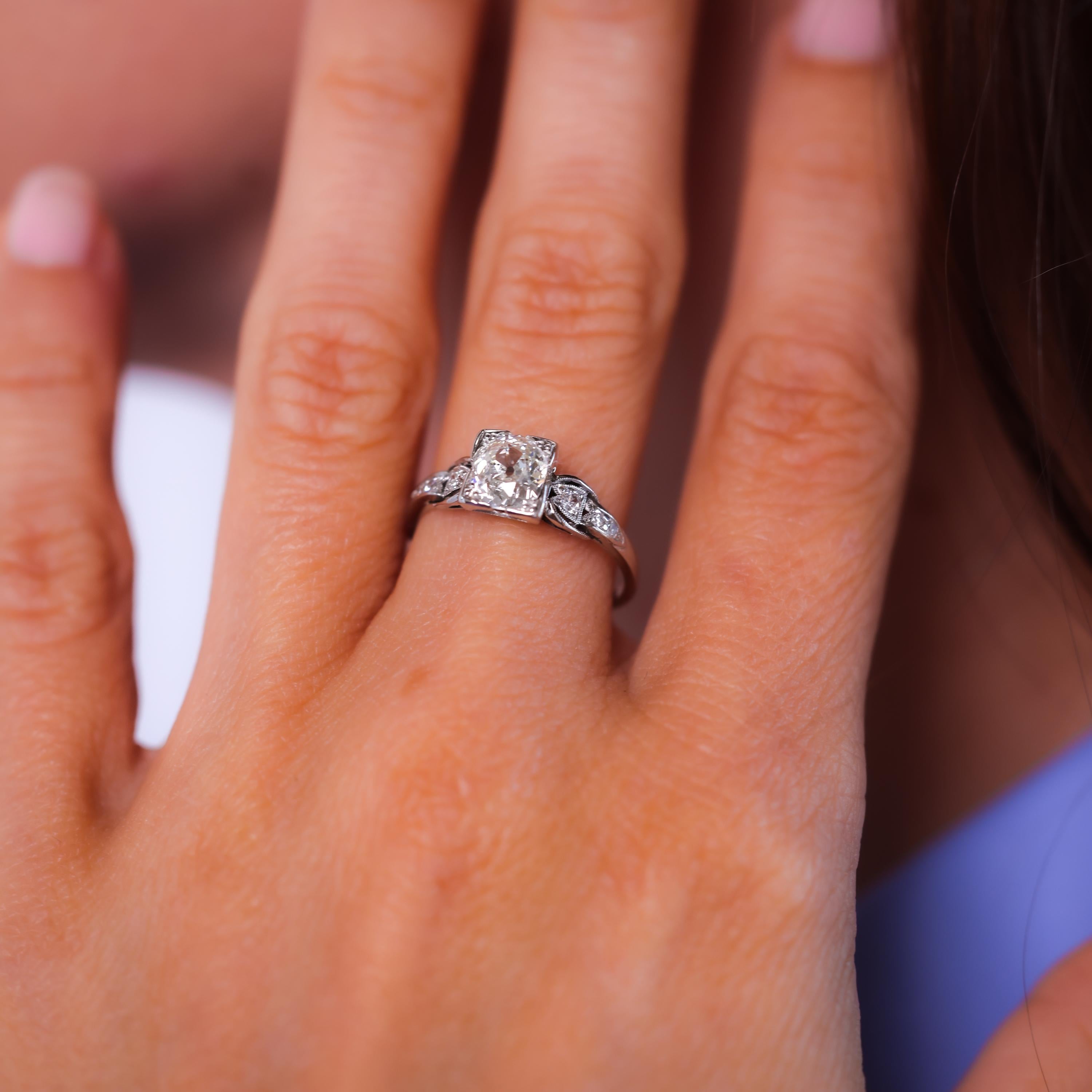 Elegance GIA 0,89 Karat Diamant-Verlobungsring mit Kissenschliff aus Platin im Zustand „Hervorragend“ in Beverly Hills, CA