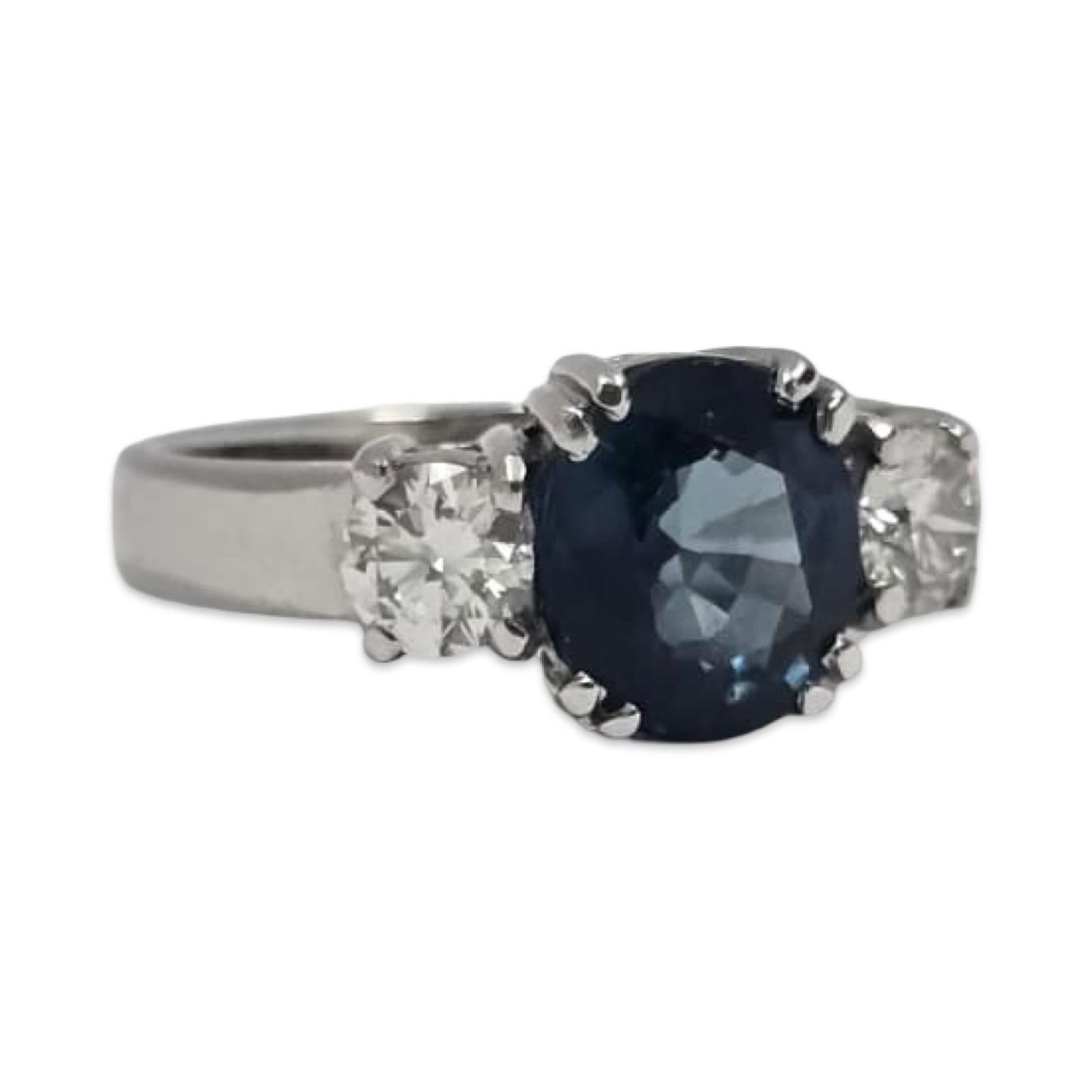 Taille ovale Elegante bague en or blanc 18k à 3 pierres, saphir bleu certifié par la GIA et diamant en vente