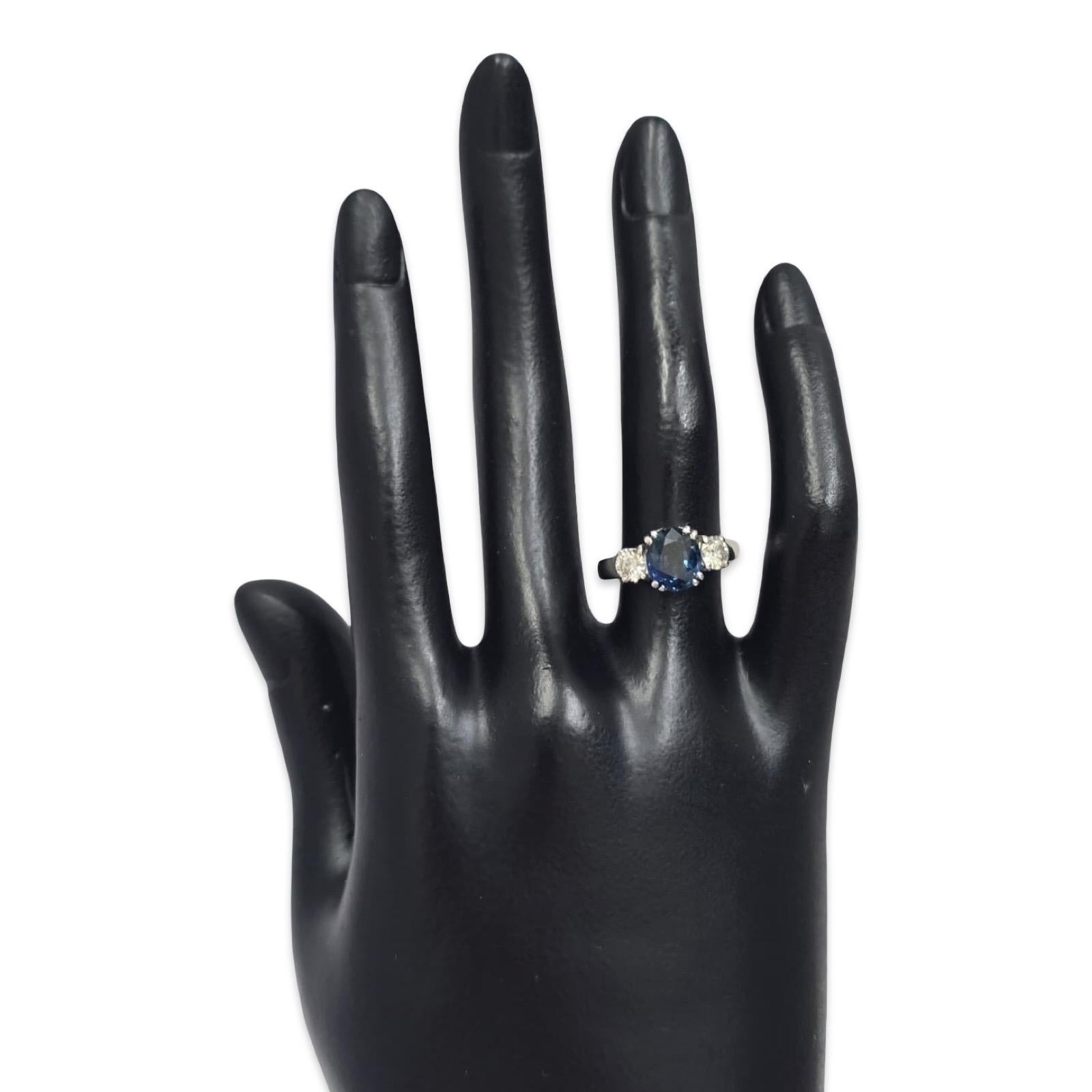 Elegante bague en or blanc 18k à 3 pierres, saphir bleu certifié par la GIA et diamant Excellent état - En vente à Miami, FL