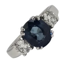 Eleganter GIA zertifizierter blauer Saphir
Diamant 3-Stein Ring aus 18k Weißgold