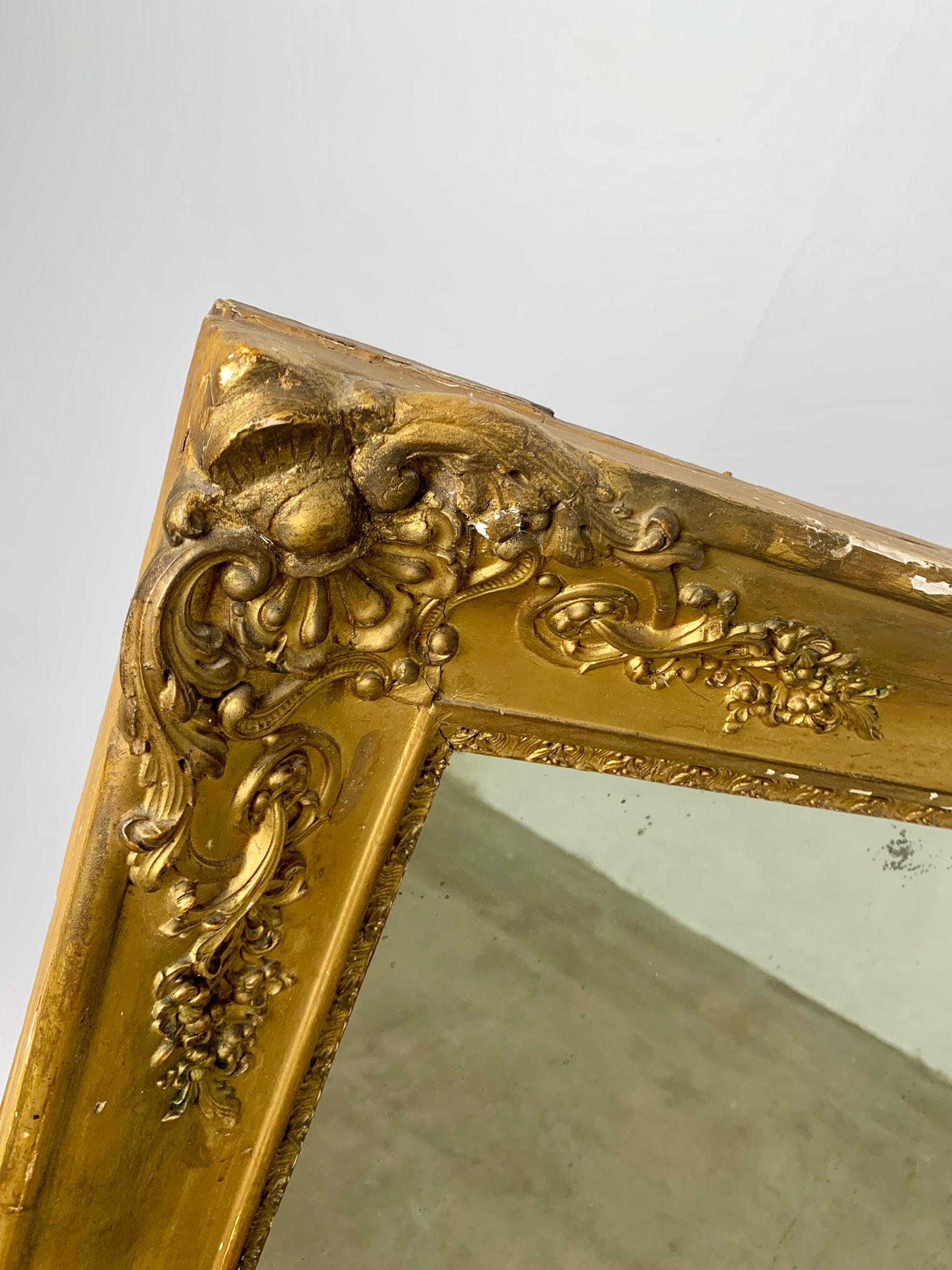 Élégant miroir de cheminée doré datant de la fin du XIXe siècle, Italie État moyen - En vente à Milano, IT