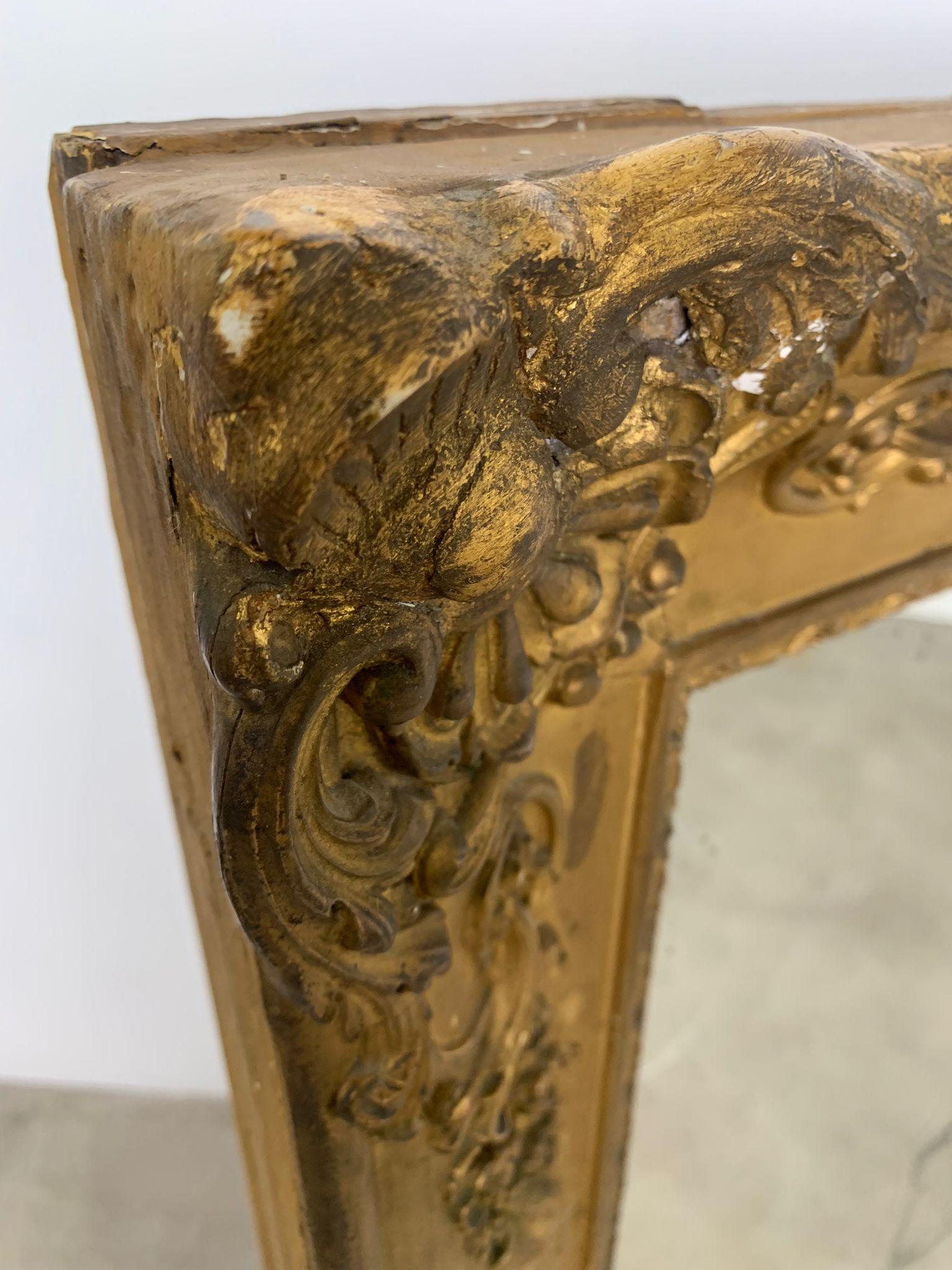 Verre mercuré Élégant miroir de cheminée doré datant de la fin du XIXe siècle, Italie en vente