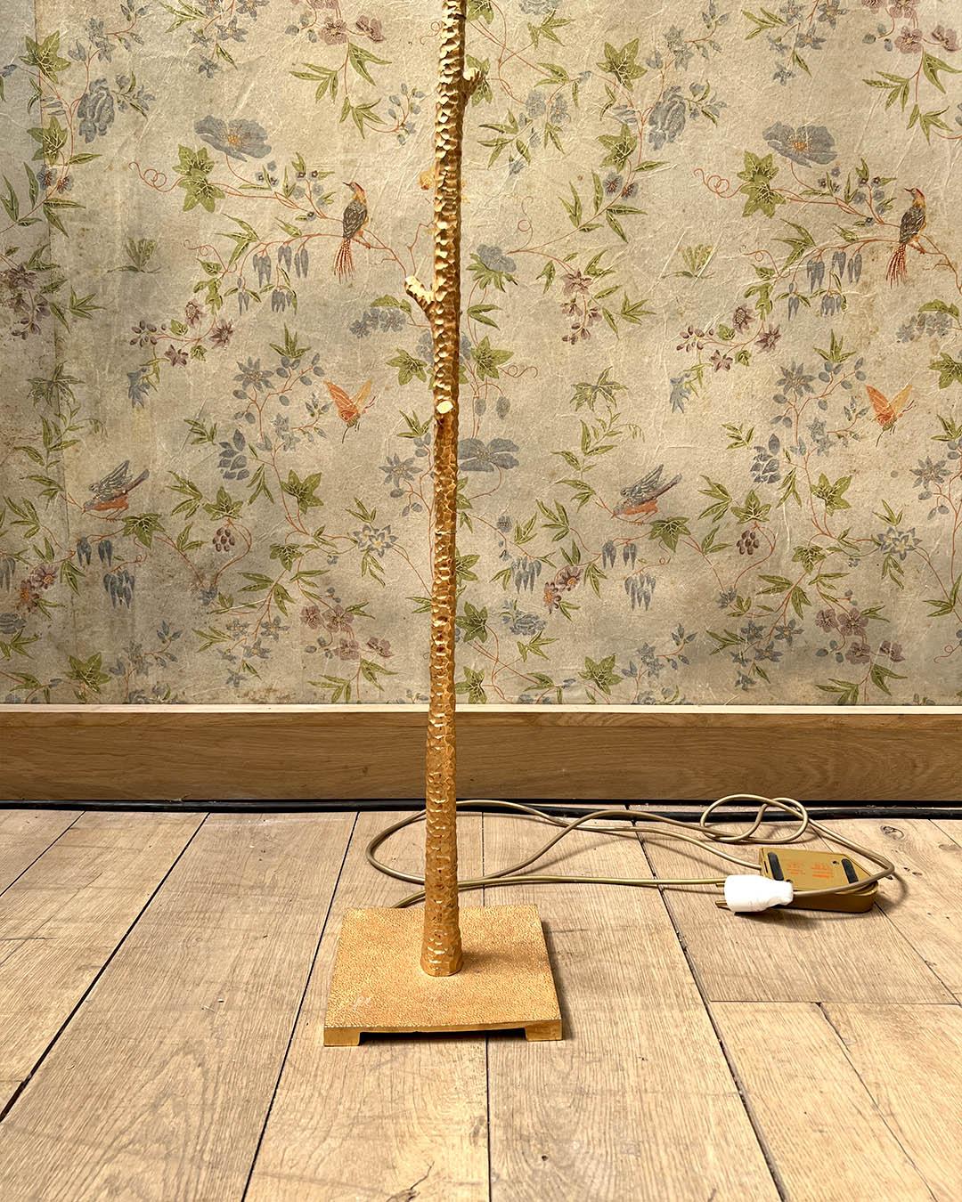 Elegant Gilded Hammered Metal Floor Lamp, France In Good Condition In TOURCOING, FR
