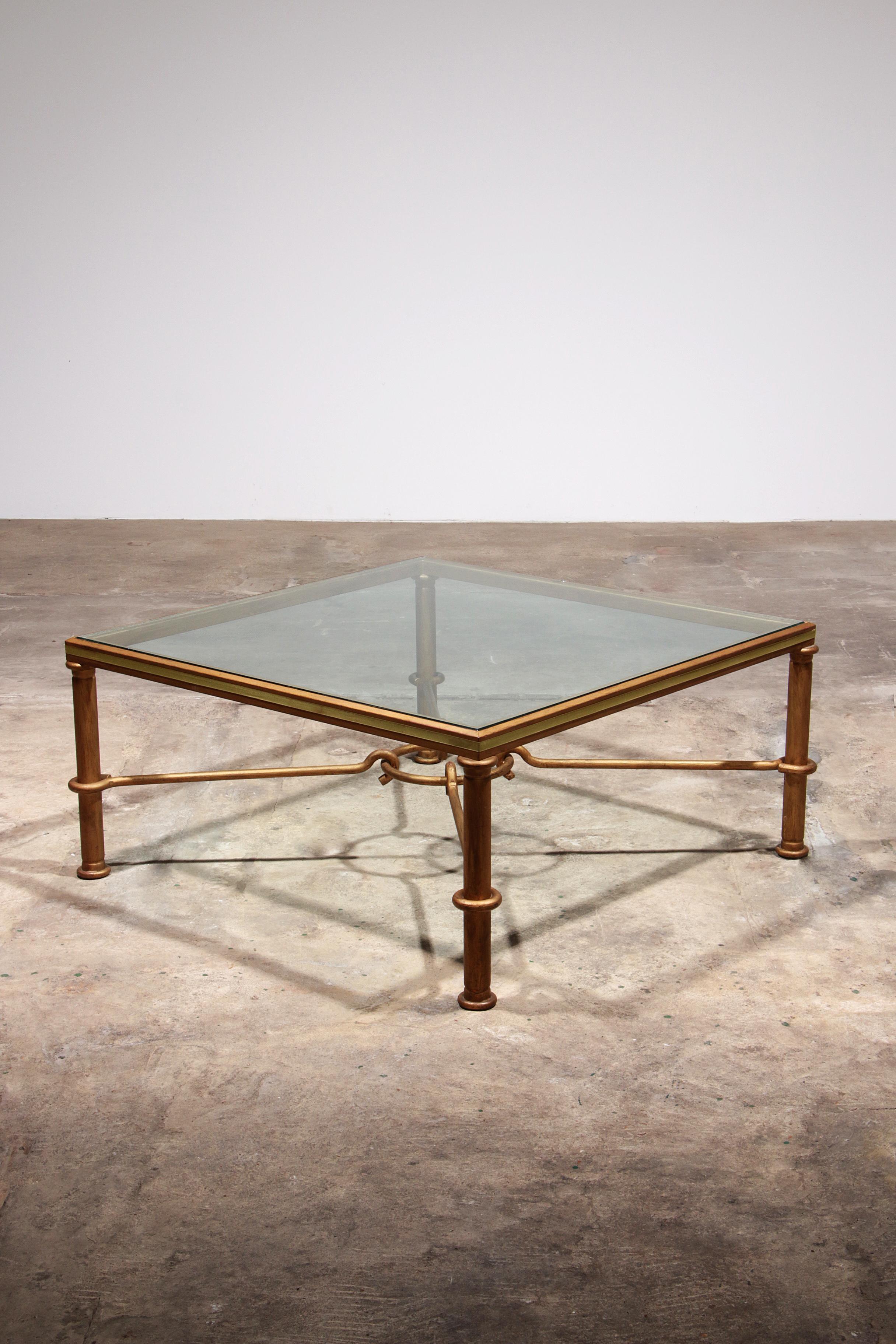 

Scopri l'eleganza senza tempo del tavolino in ferro dorato disegnato dal famoso artista Giovanni Banci. Realizzato in Italia nel 1970, questo squisito pezzo incarna lo stile neoclassico di Hermes, caratterizzato da intricati anelli e ganci che