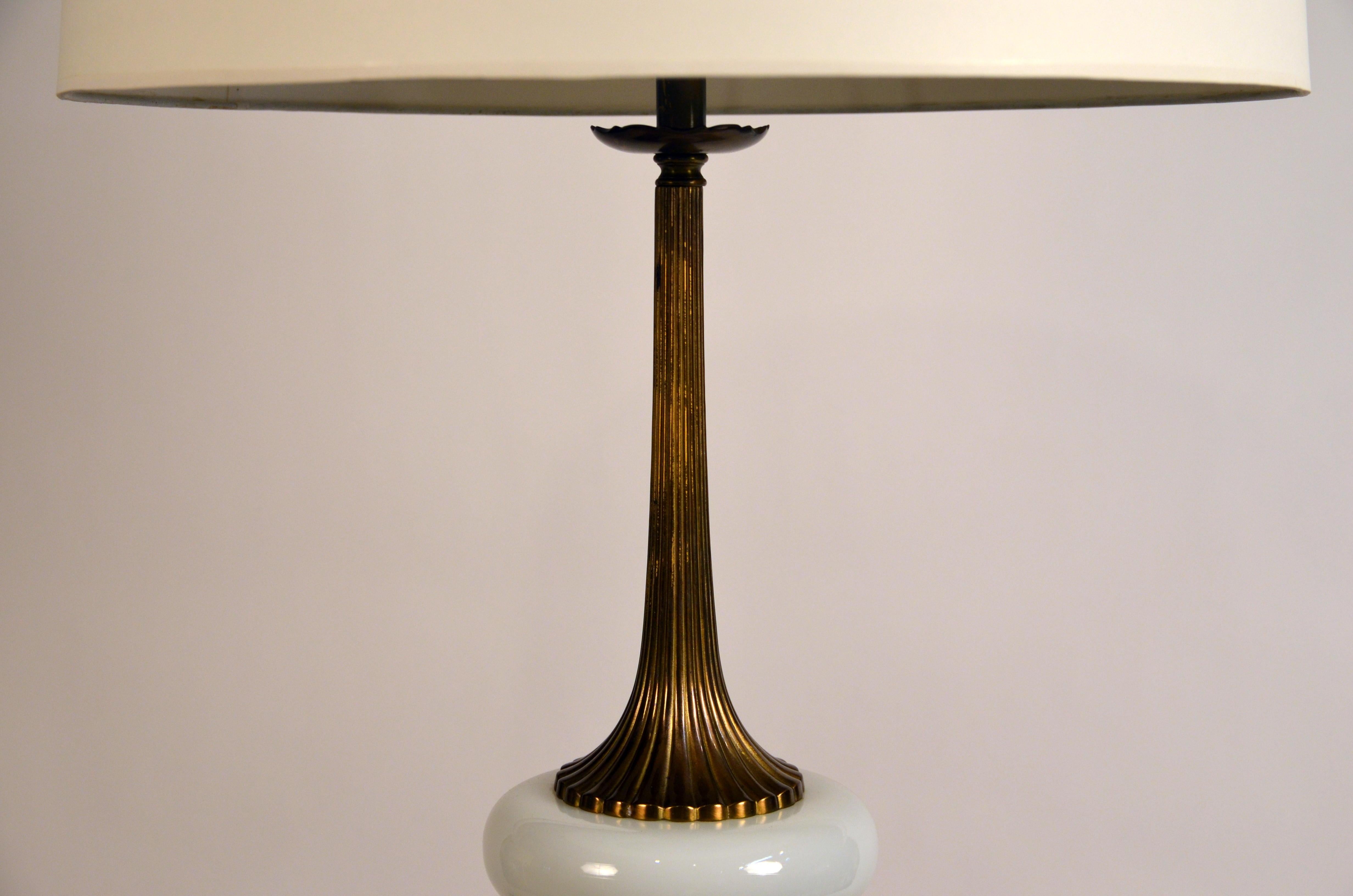Patiné Élégante lampe à pompon en bronze doré et opaline dans le style de Tony Duquette en vente
