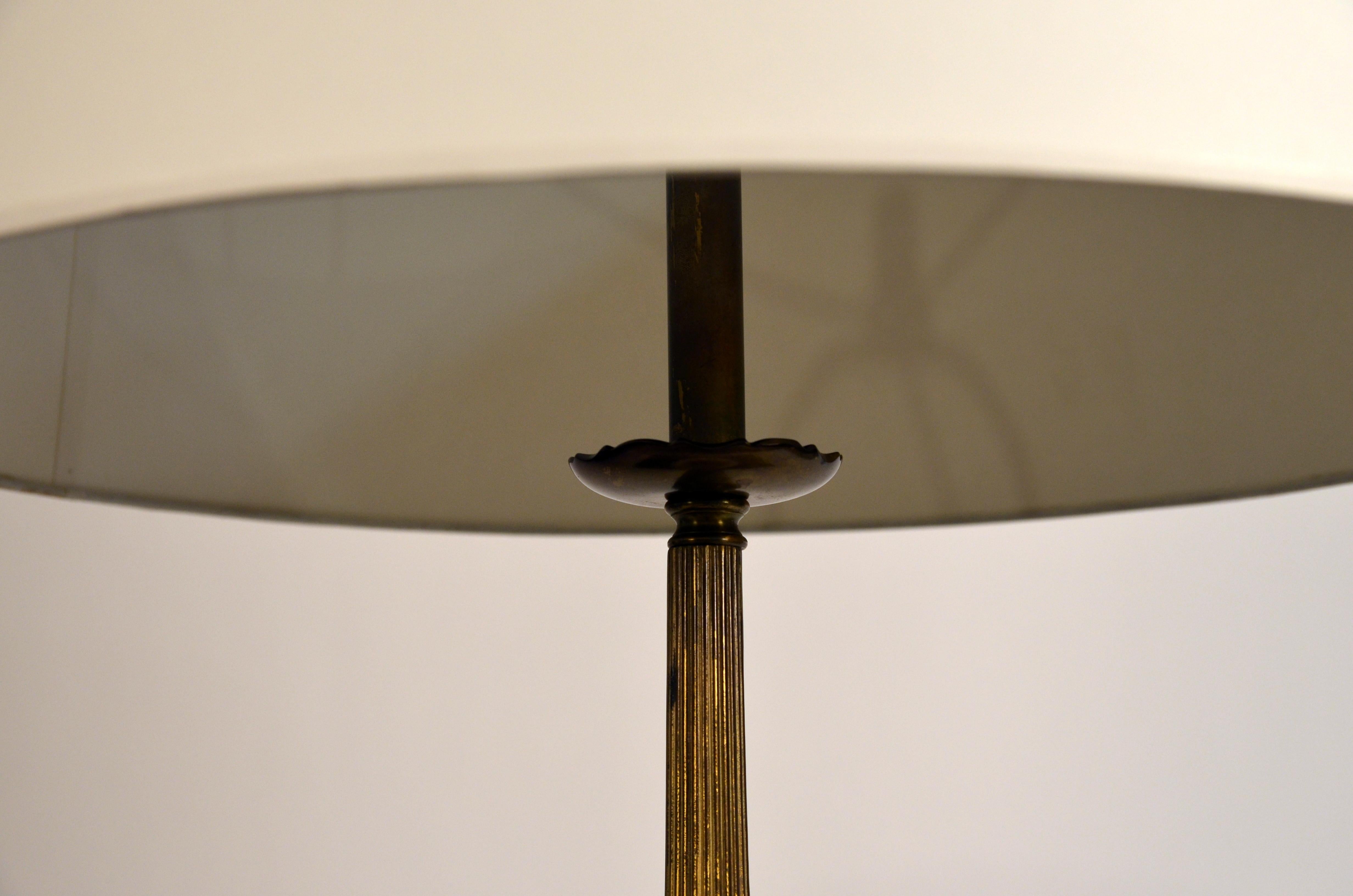 Élégante lampe à pompon en bronze doré et opaline dans le style de Tony Duquette Excellent état - En vente à Los Angeles, CA
