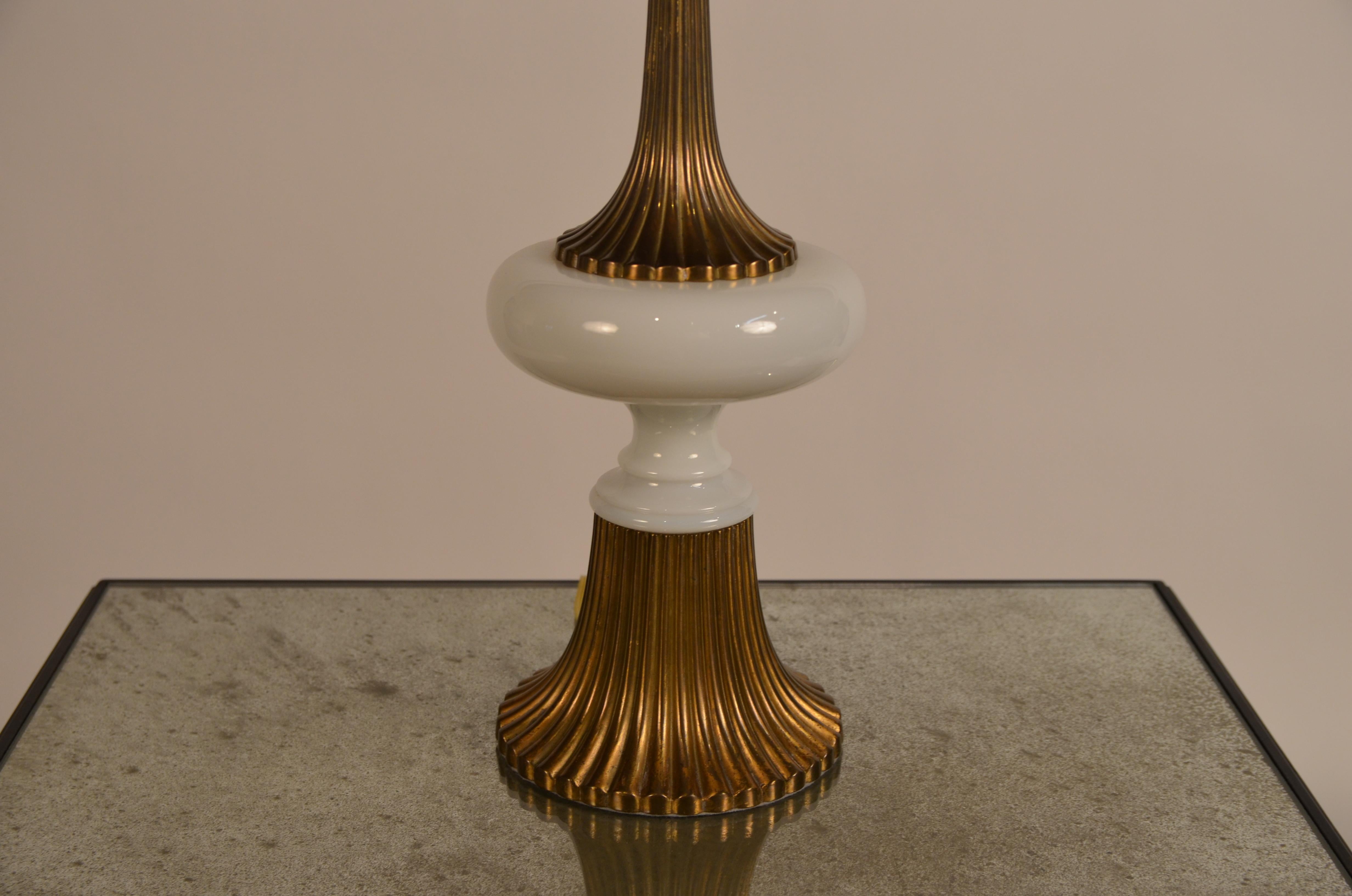 Milieu du XXe siècle Élégante lampe à pompon en bronze doré et opaline dans le style de Tony Duquette en vente