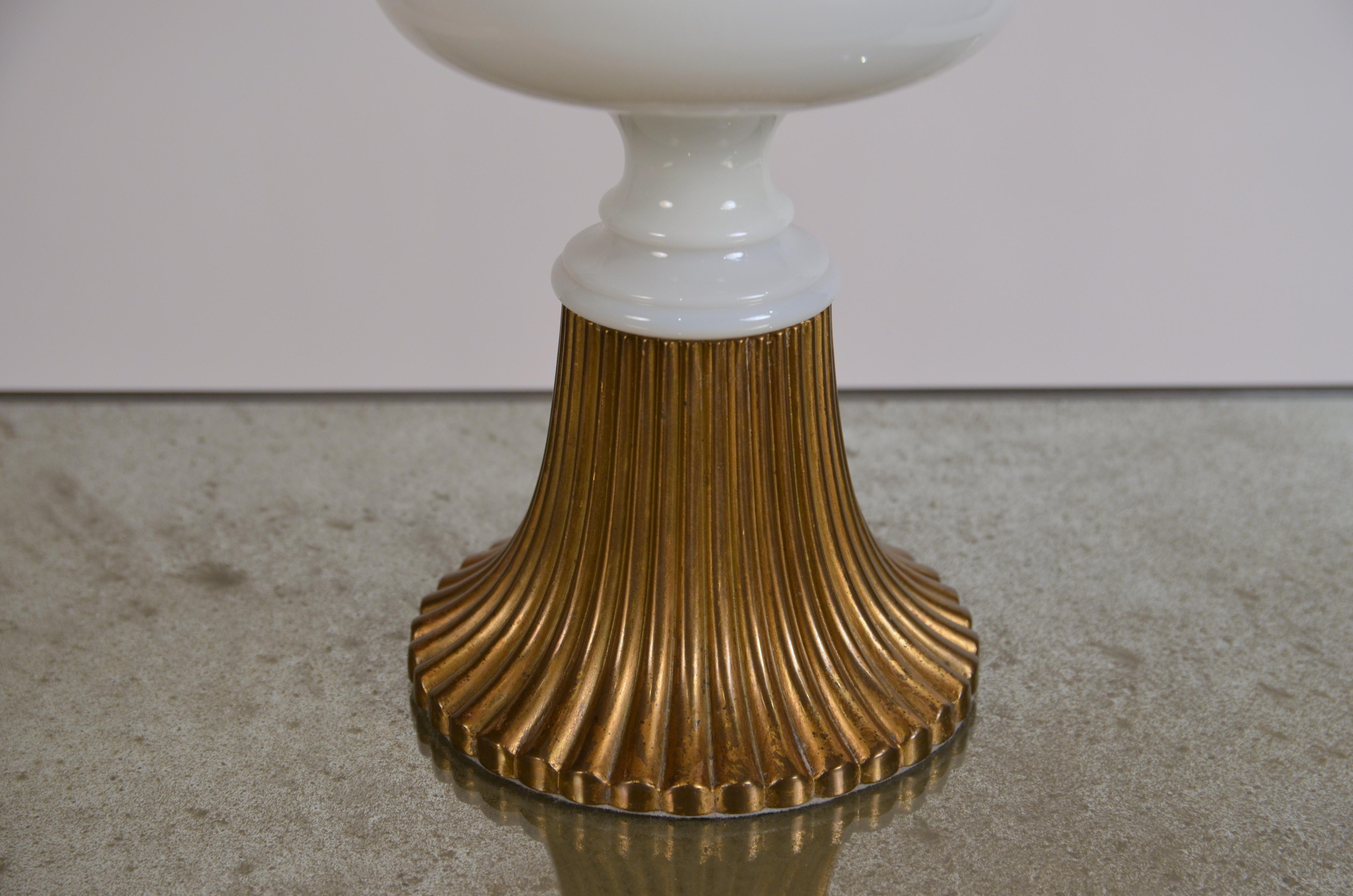 Laiton Élégante lampe à pompon en bronze doré et opaline dans le style de Tony Duquette en vente