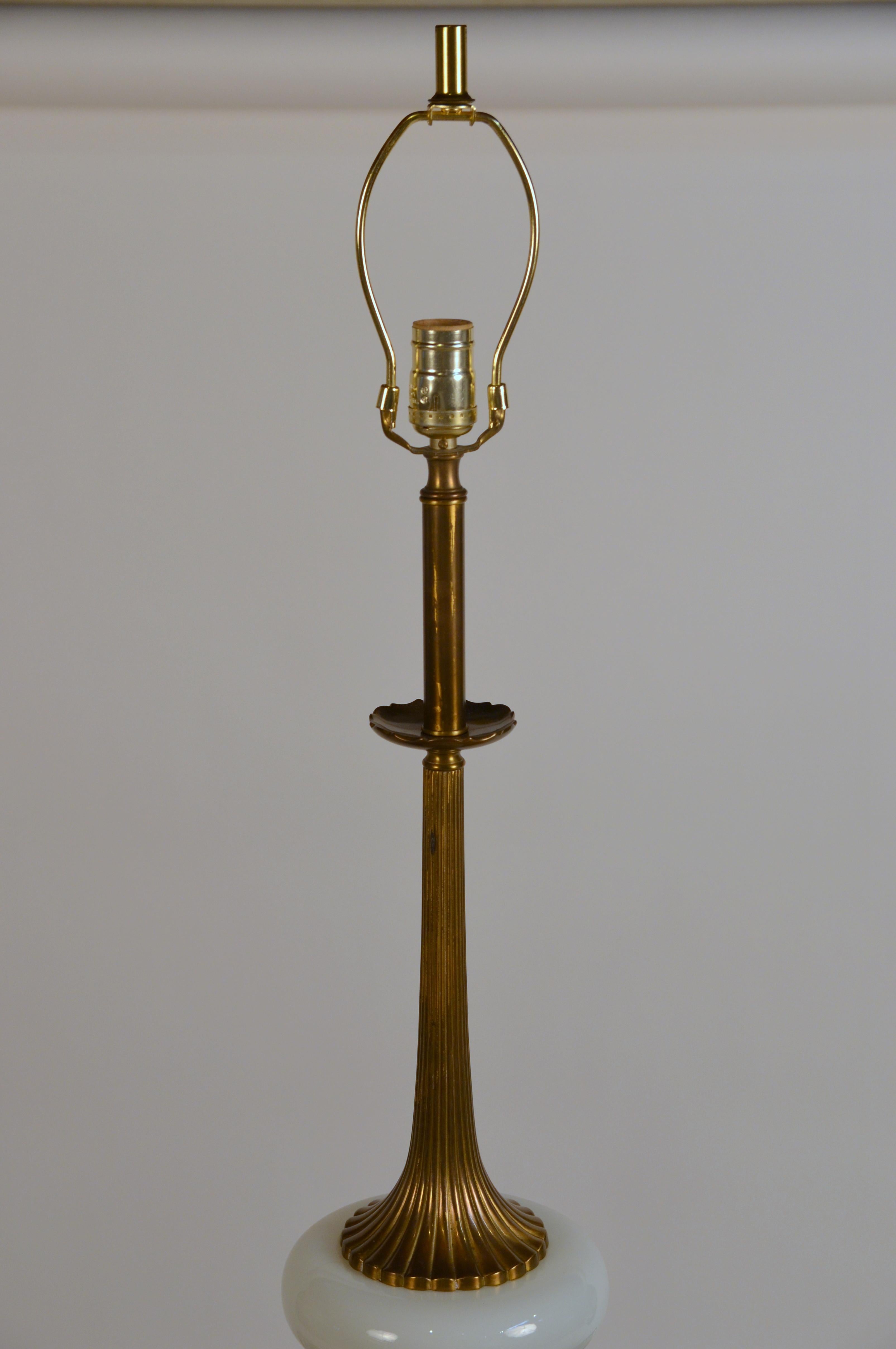 Élégante lampe à pompon en bronze doré et opaline dans le style de Tony Duquette en vente 1
