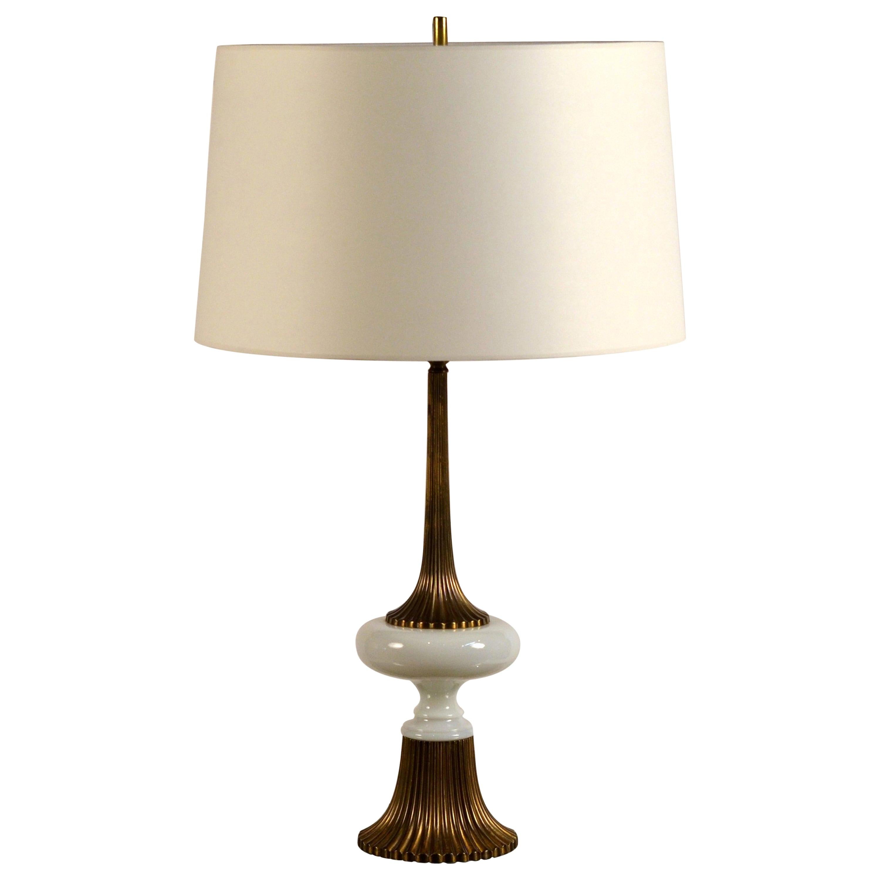 Élégante lampe à pompon en bronze doré et opaline dans le style de Tony Duquette en vente