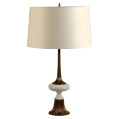 Lampe aus vergoldeter Bronze und Opalglas mit Quasten im Stil von Tony Duquette