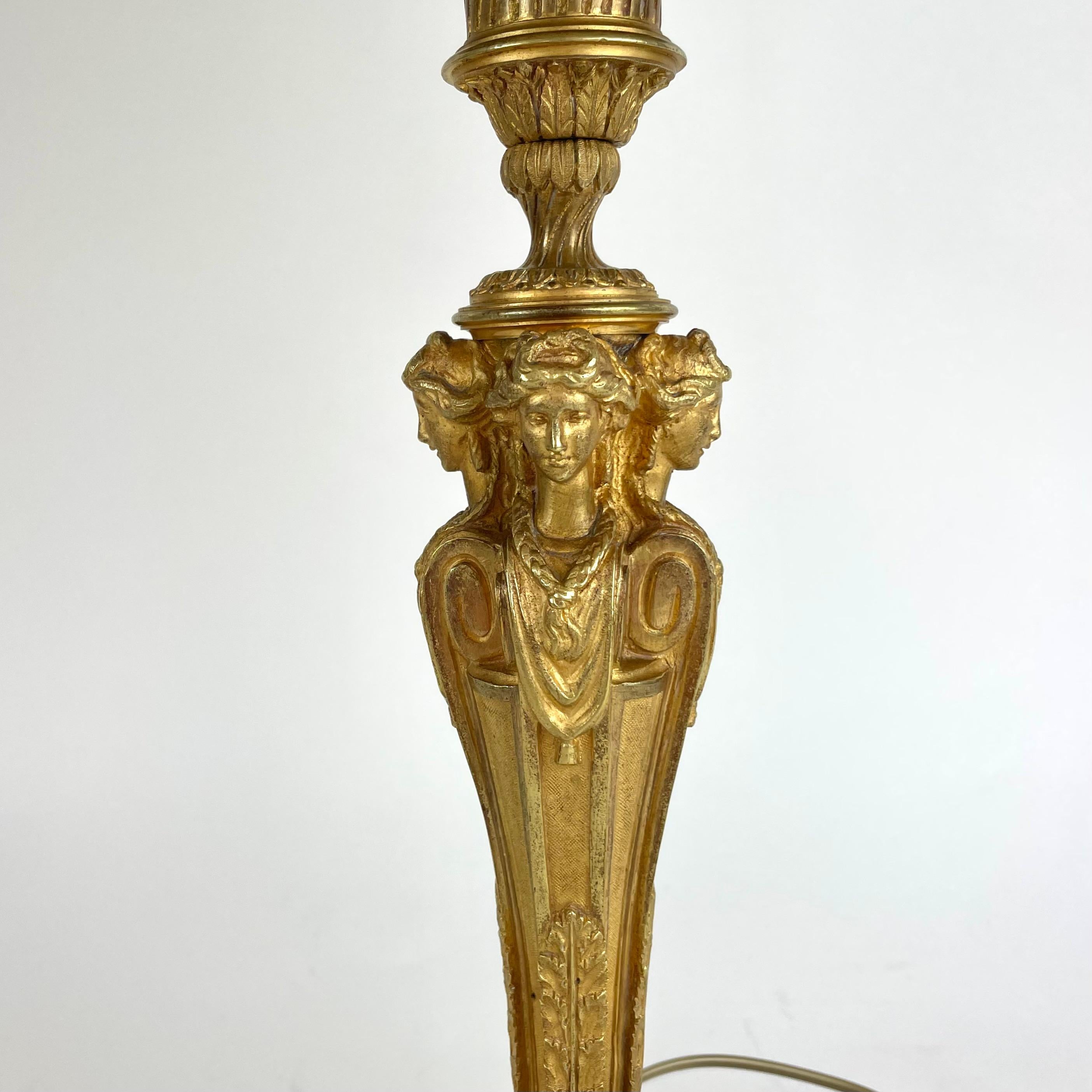 Elegante Lámpara de Mesa de Bronce Dorado - Estilo Luis XVI, Principios del Siglo XX en venta 5