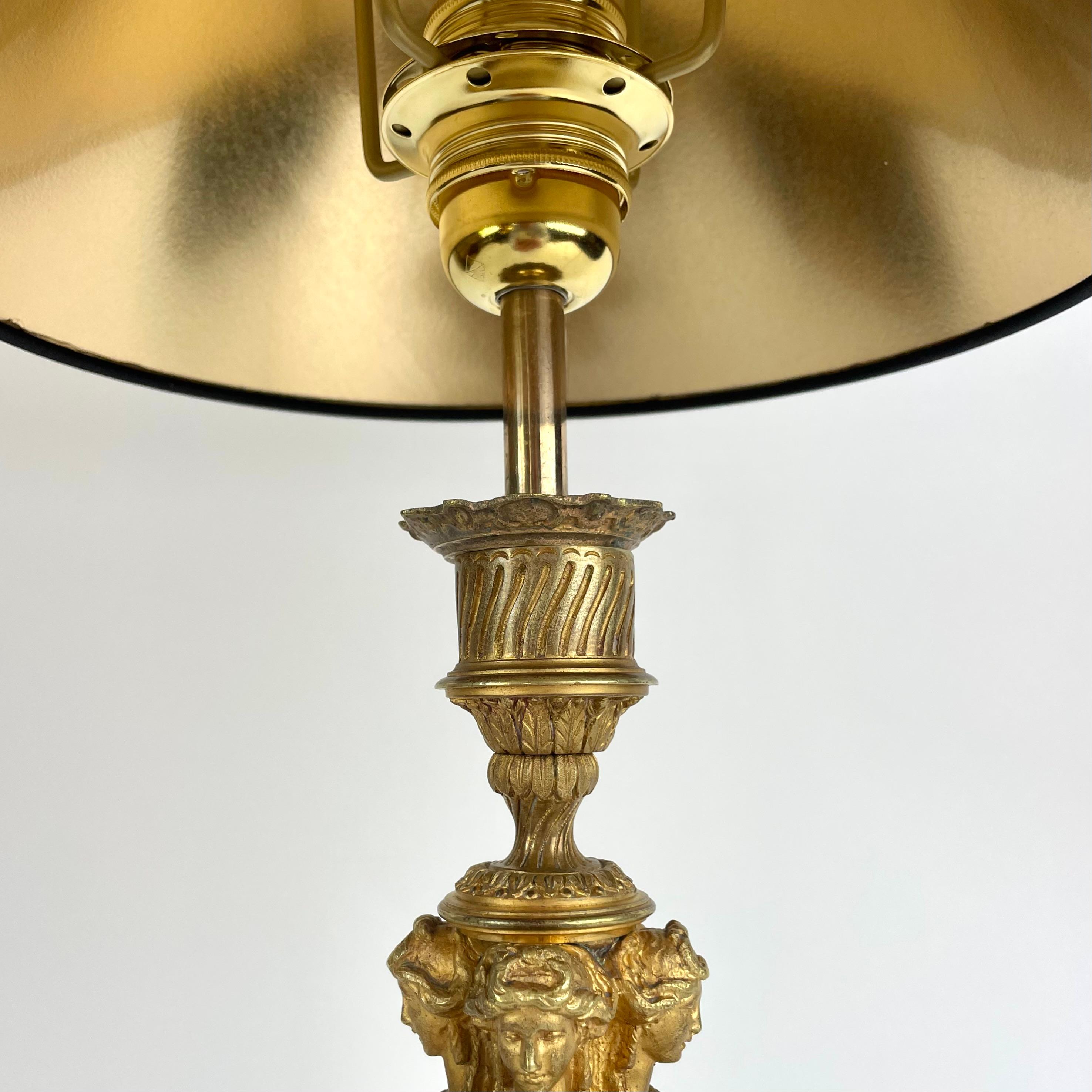 Elegante Lámpara de Mesa de Bronce Dorado - Estilo Luis XVI, Principios del Siglo XX en venta 6