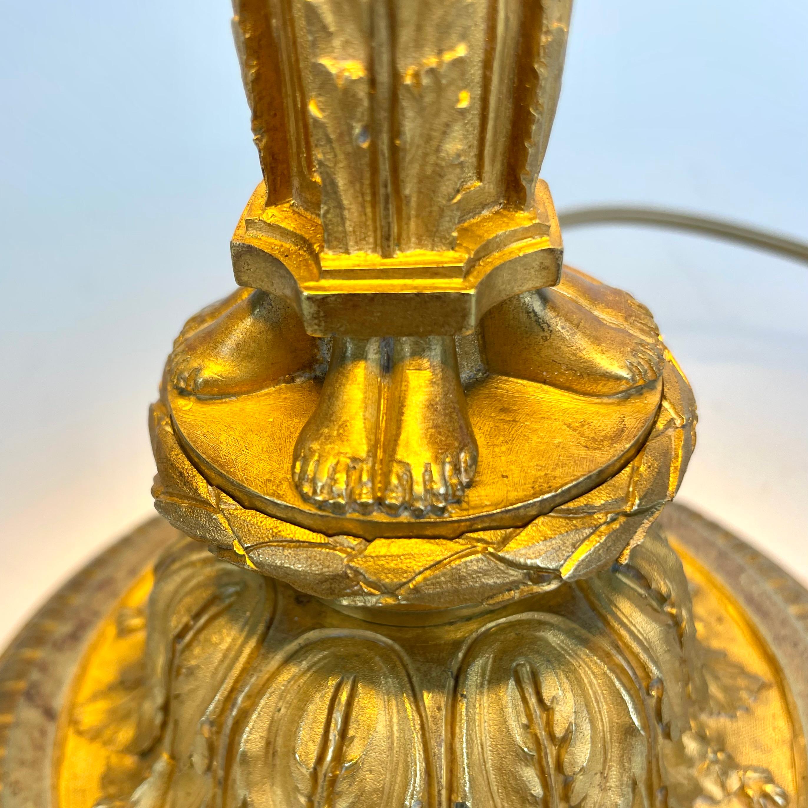Elegante Lámpara de Mesa de Bronce Dorado - Estilo Luis XVI, Principios del Siglo XX en venta 8