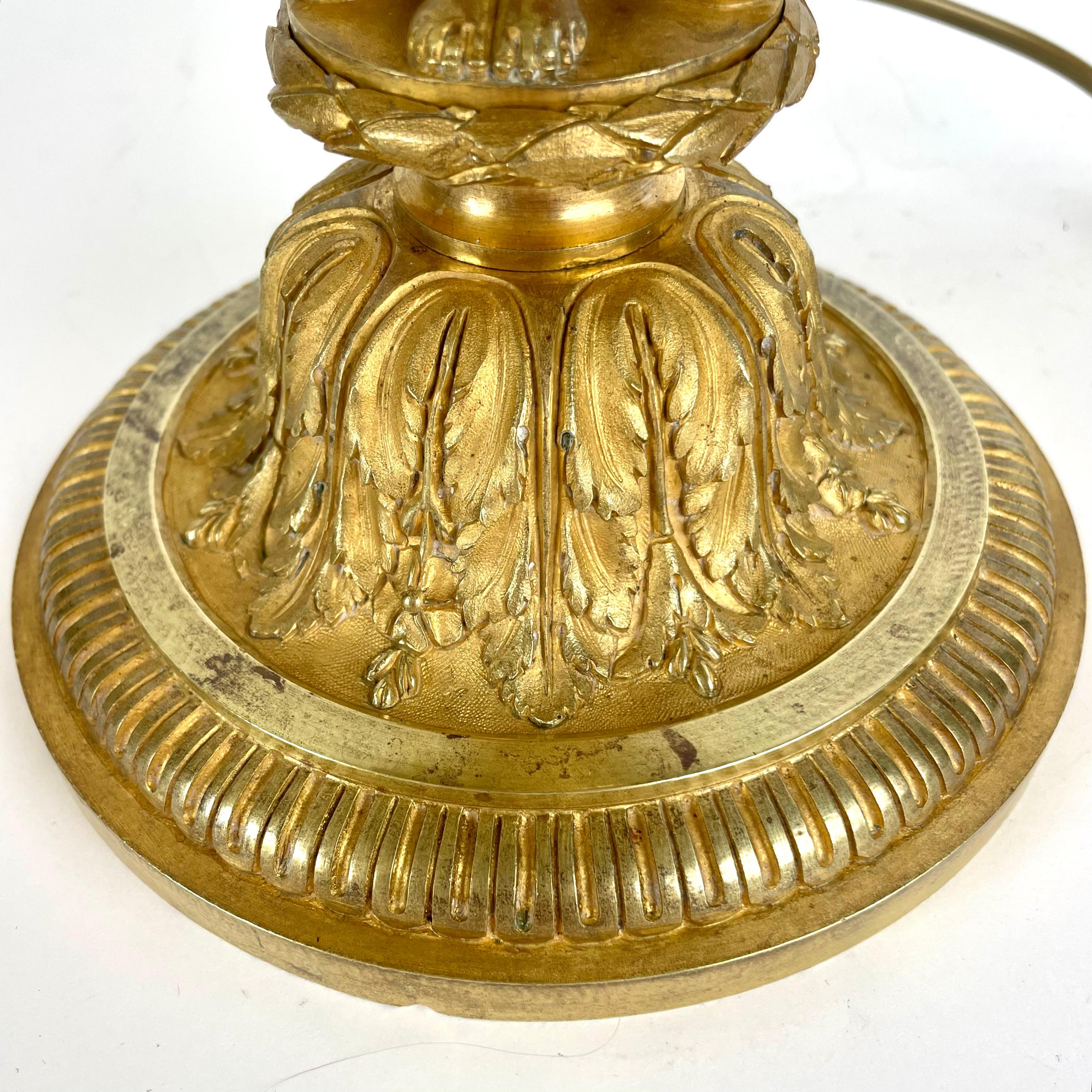 Elegante Lámpara de Mesa de Bronce Dorado - Estilo Luis XVI, Principios del Siglo XX en venta 9