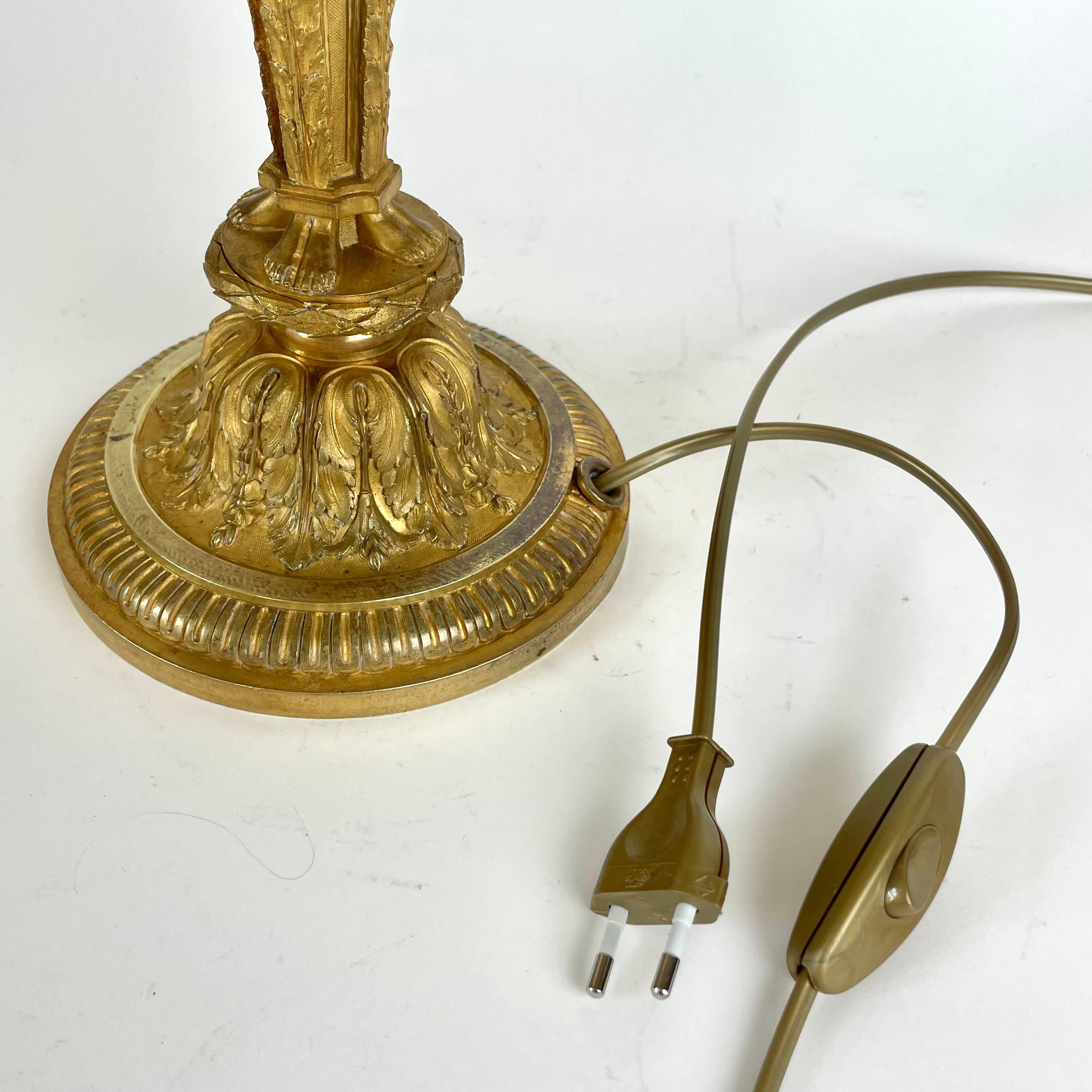 Elegante Lámpara de Mesa de Bronce Dorado - Estilo Luis XVI, Principios del Siglo XX en venta 10