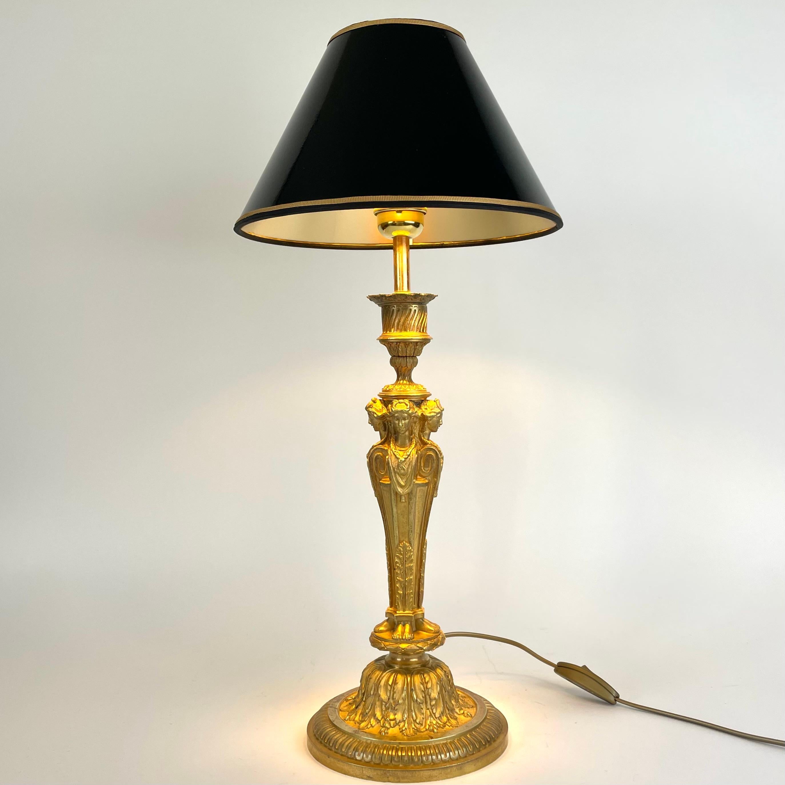 

Elegante Lámpara de Mesa de Bronce Dorado - Estilo Luis XVI, Principios del Siglo XX

Una majestuosa lámpara de sobremesa de bronce dorado inspirada en el maestro francés Claude Galle y en la refinada elegancia del estilo Luis XVI. La base