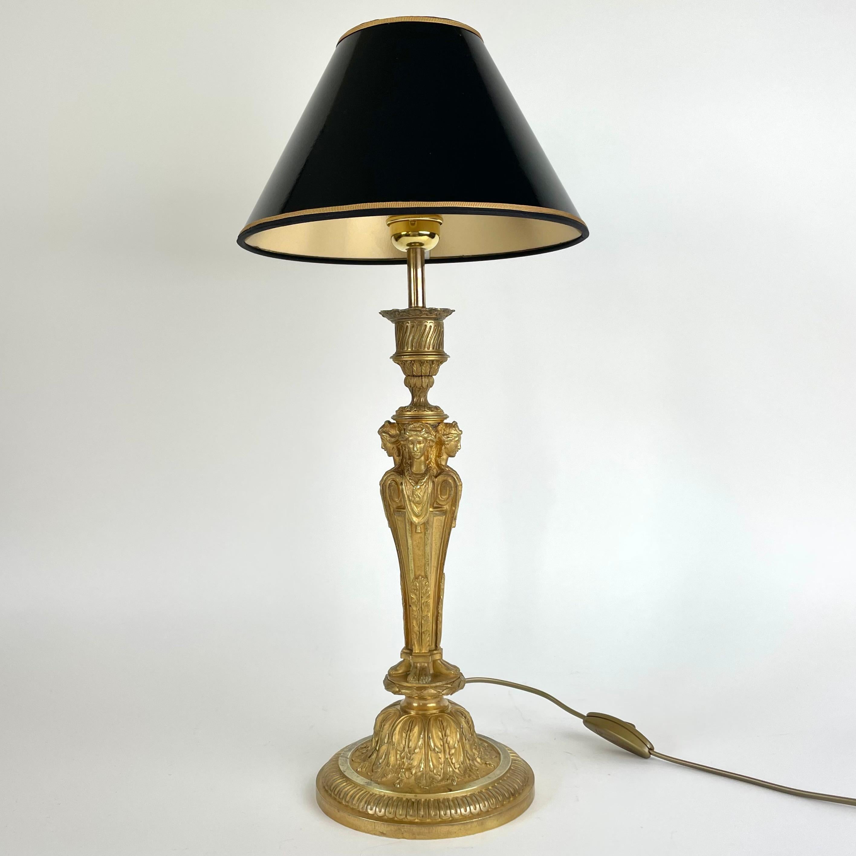 Elegante Lámpara de Mesa de Bronce Dorado - Estilo Luis XVI, Principios del Siglo XX en Bueno estado para la venta en Knivsta, SE