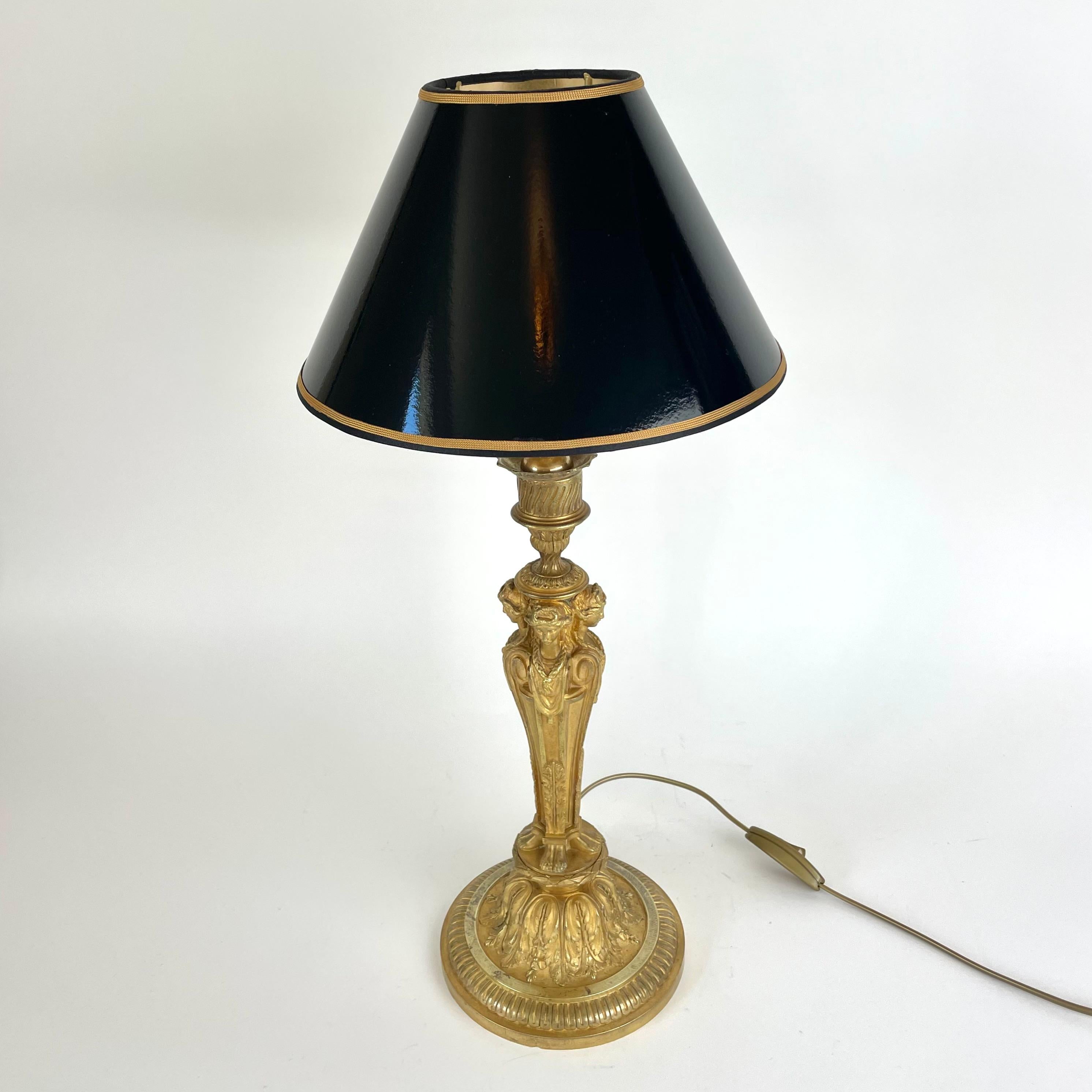 Elegante Lámpara de Mesa de Bronce Dorado - Estilo Luis XVI, Principios del Siglo XX siglo XX en venta