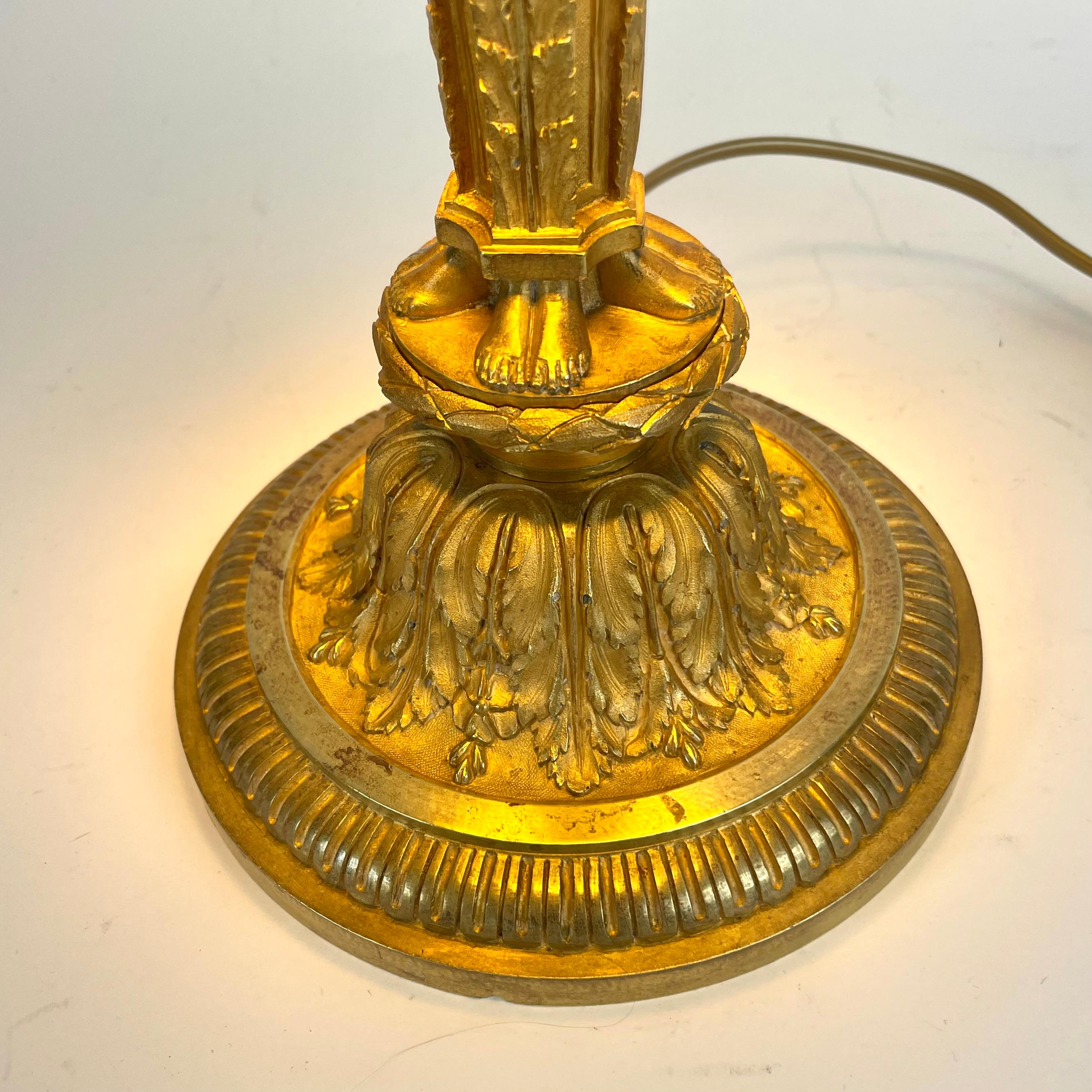 Elegante Lámpara de Mesa de Bronce Dorado - Estilo Luis XVI, Principios del Siglo XX en venta 1