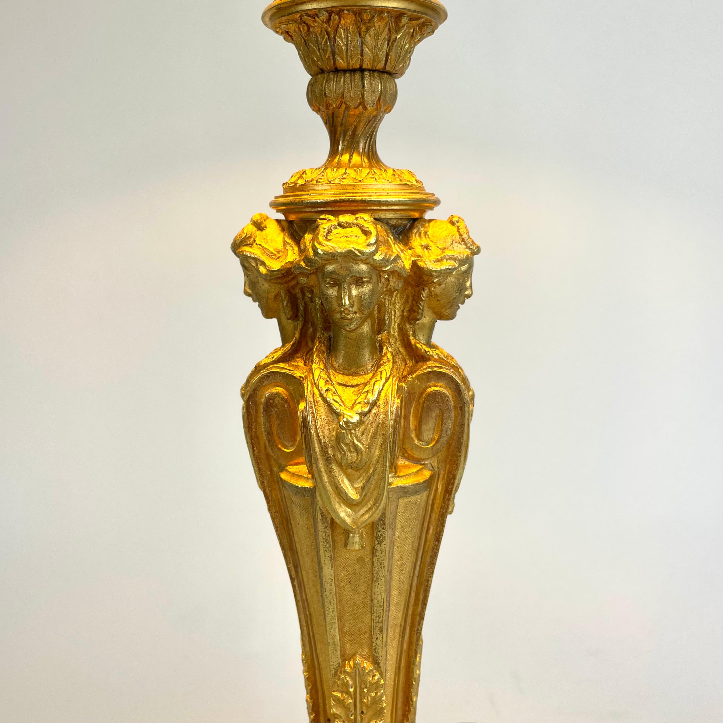 Elegante Lámpara de Mesa de Bronce Dorado - Estilo Luis XVI, Principios del Siglo XX en venta 2
