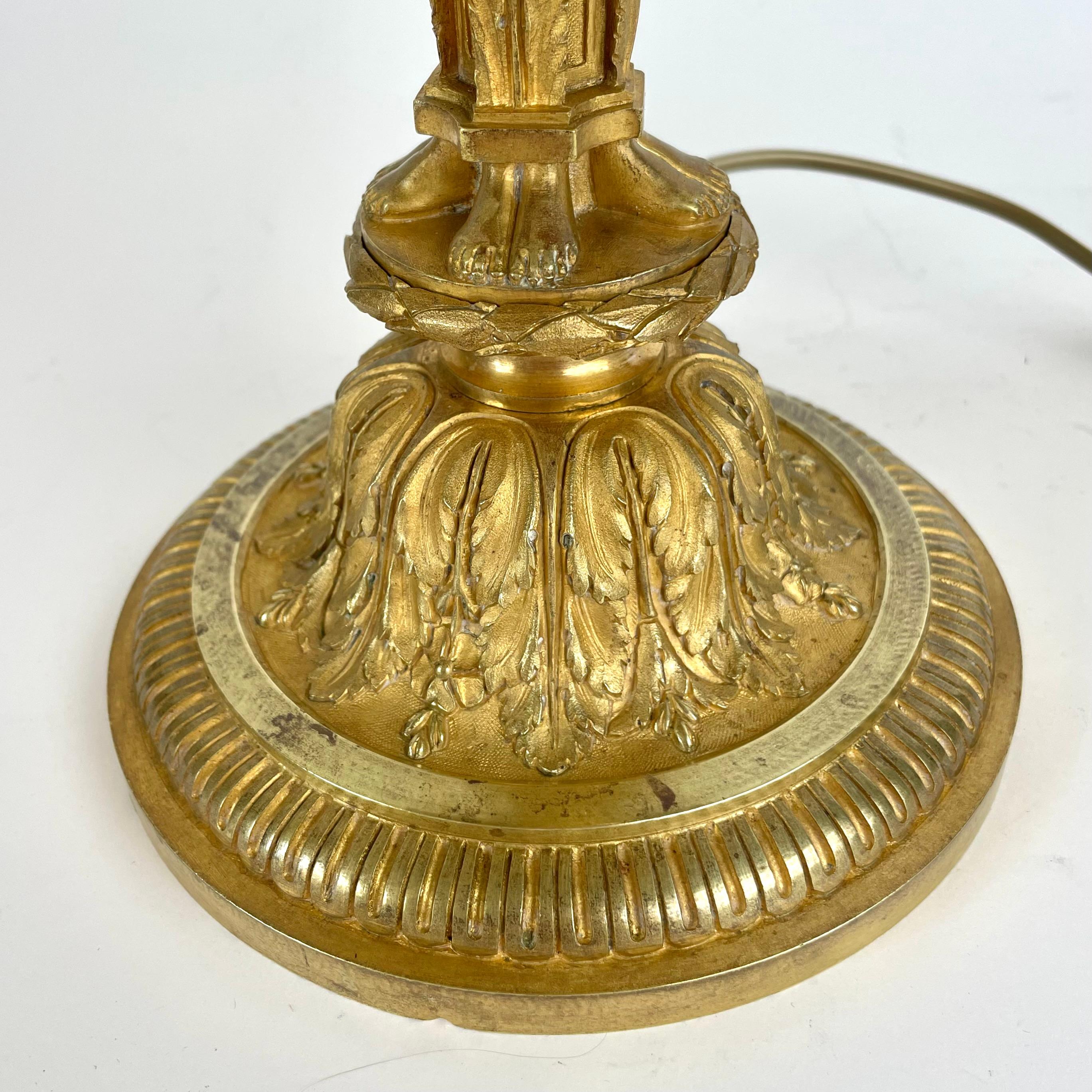 Elegante Lámpara de Mesa de Bronce Dorado - Estilo Luis XVI, Principios del Siglo XX en venta 4