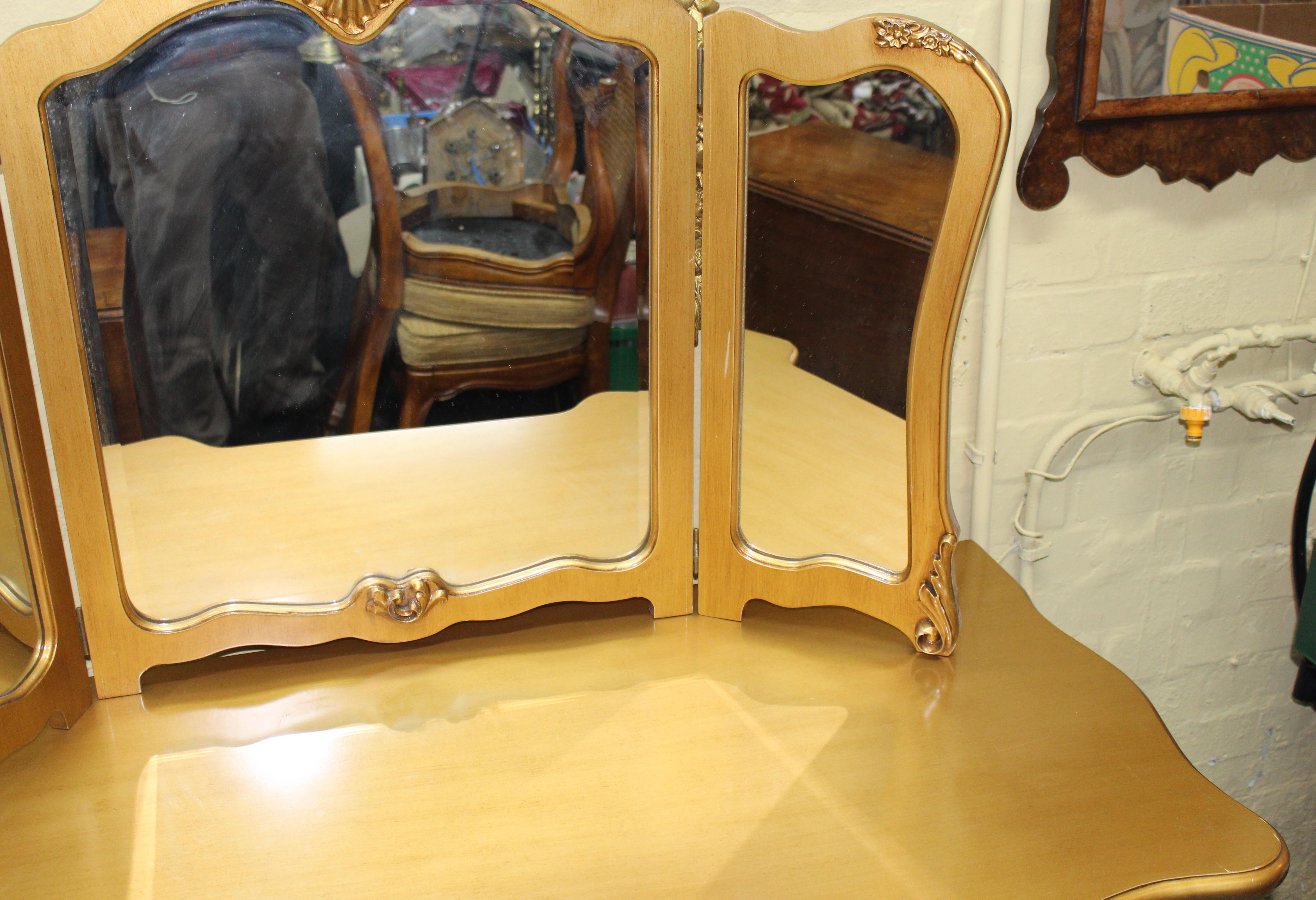 Elegant Gilt French Style Dressing Table with Mirror In Excellent Condition In Worcester, Worcestershire