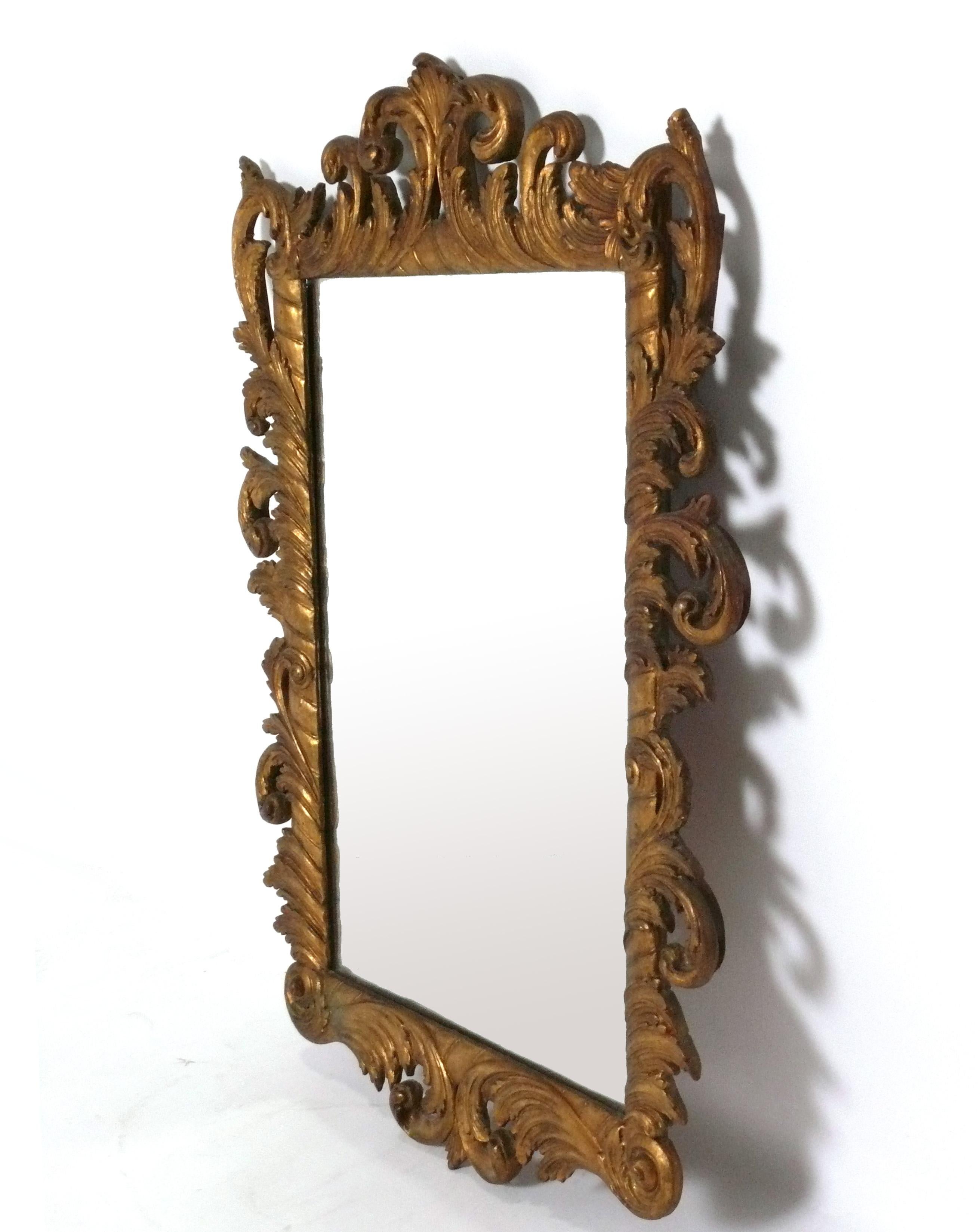 Elegant miroir doré, Italie, vers les années 1940. Il mesure un impressionnant 47,5