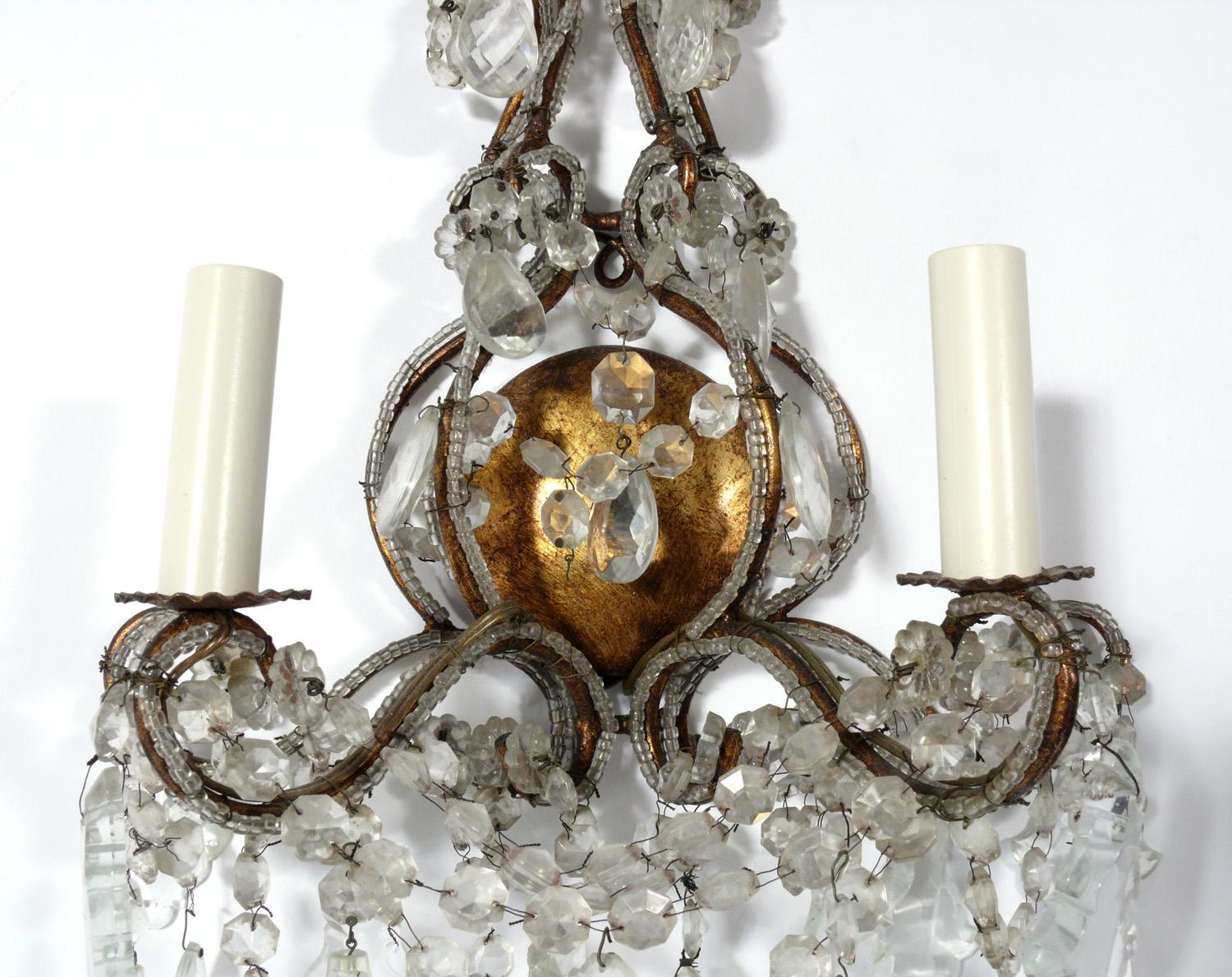 Eleganti appliques in metallo dorato e cristallo, Italia, anni '50 circa. Sono stati ricablati e sono pronti all'uso.