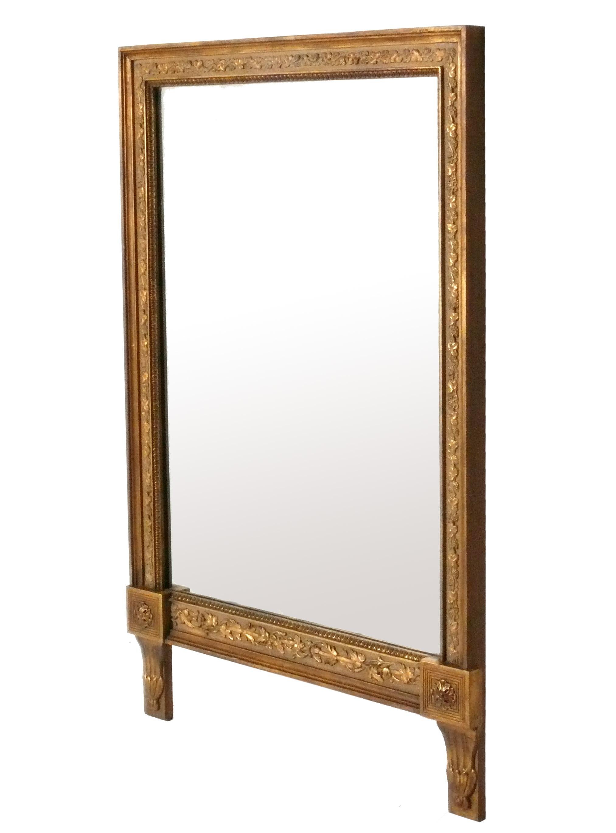 Elegant miroir doré, probablement italien, vers les années 1940 ou avant. Il mesure un impressionnant 43,25