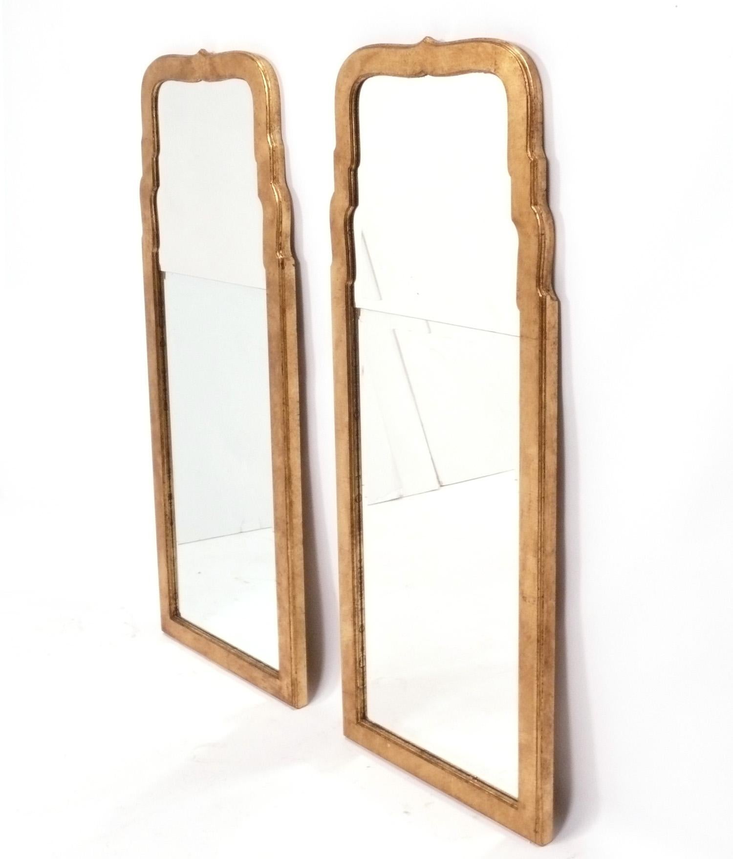 Selezione di specchi Eleg Wood dorati, America, circa anni '60. Il prezzo è di 1550 dollari l'uno o 2900 dollari per la coppia. Conservano la loro calda patina originale con una parte del bolo rosso cinese, o strato inferiore, splendidamente