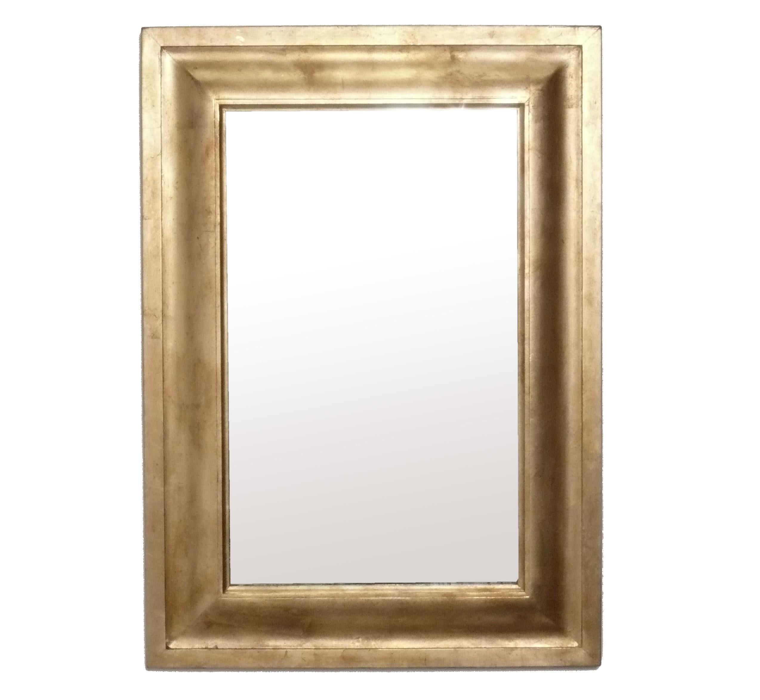 Élégants miroirs en bois doré, américains, vers les années 1950. Le grand miroir mesure 34,75 