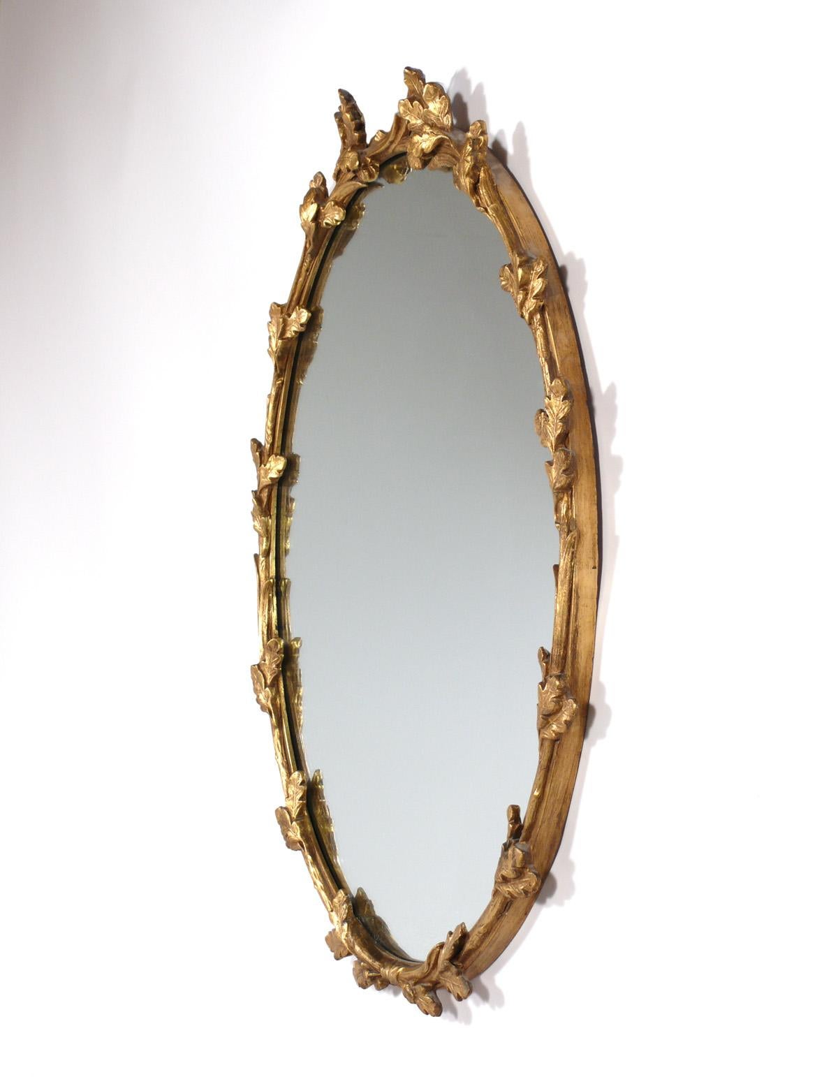 Specchio ovale con foglie di quercia dorate, Italia, anni '50 circa. Questo specchio è stato recentemente rimosso dal leggendario Carlyle Hotel di New York. 