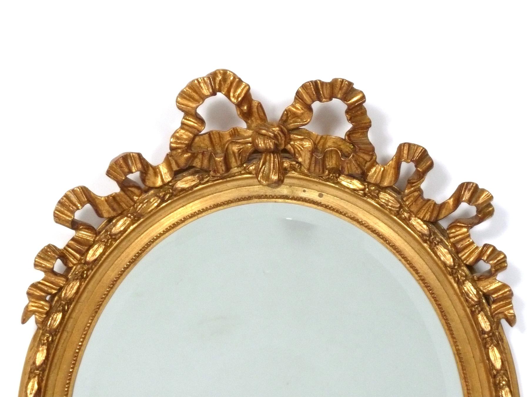 Elegant miroir à ruban en bois doré, probablement italien, vers les années 1940. Il mesure 32 