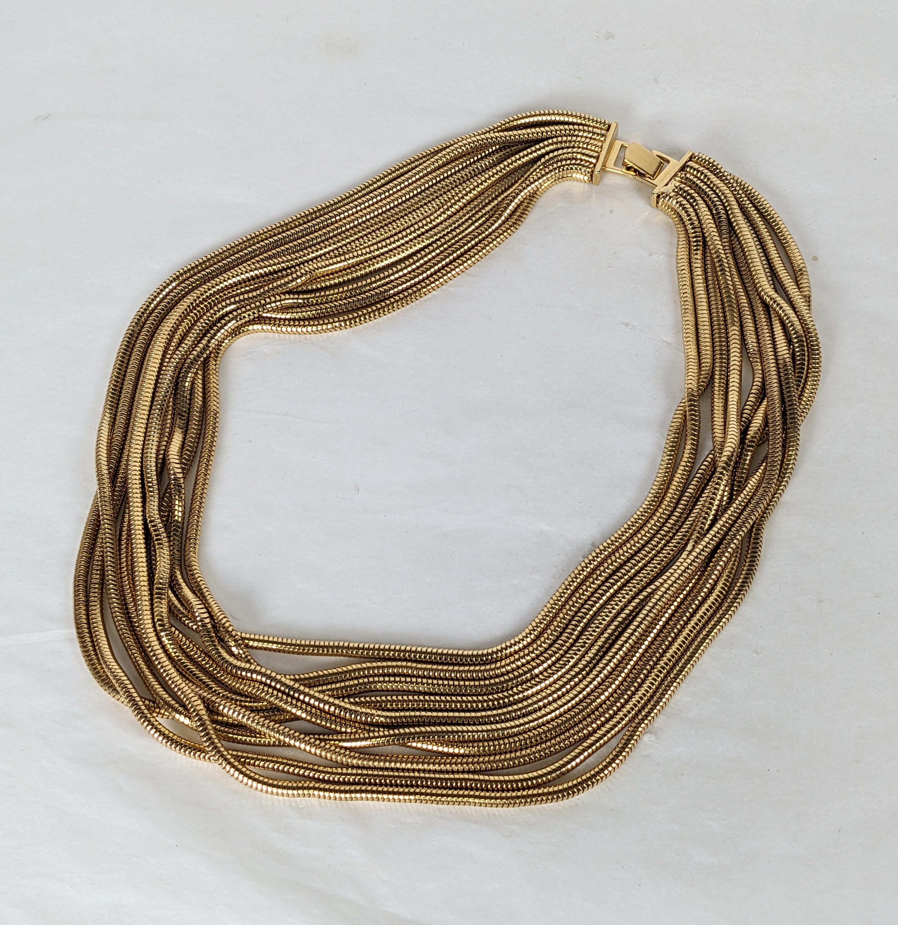 Elegant collier drapé en chaîne de serpent doré des années 1990. Chaînes de serpent non signées mais de haute qualité, en tons d'or, de tailles graduées. 
Longueurs de 16
