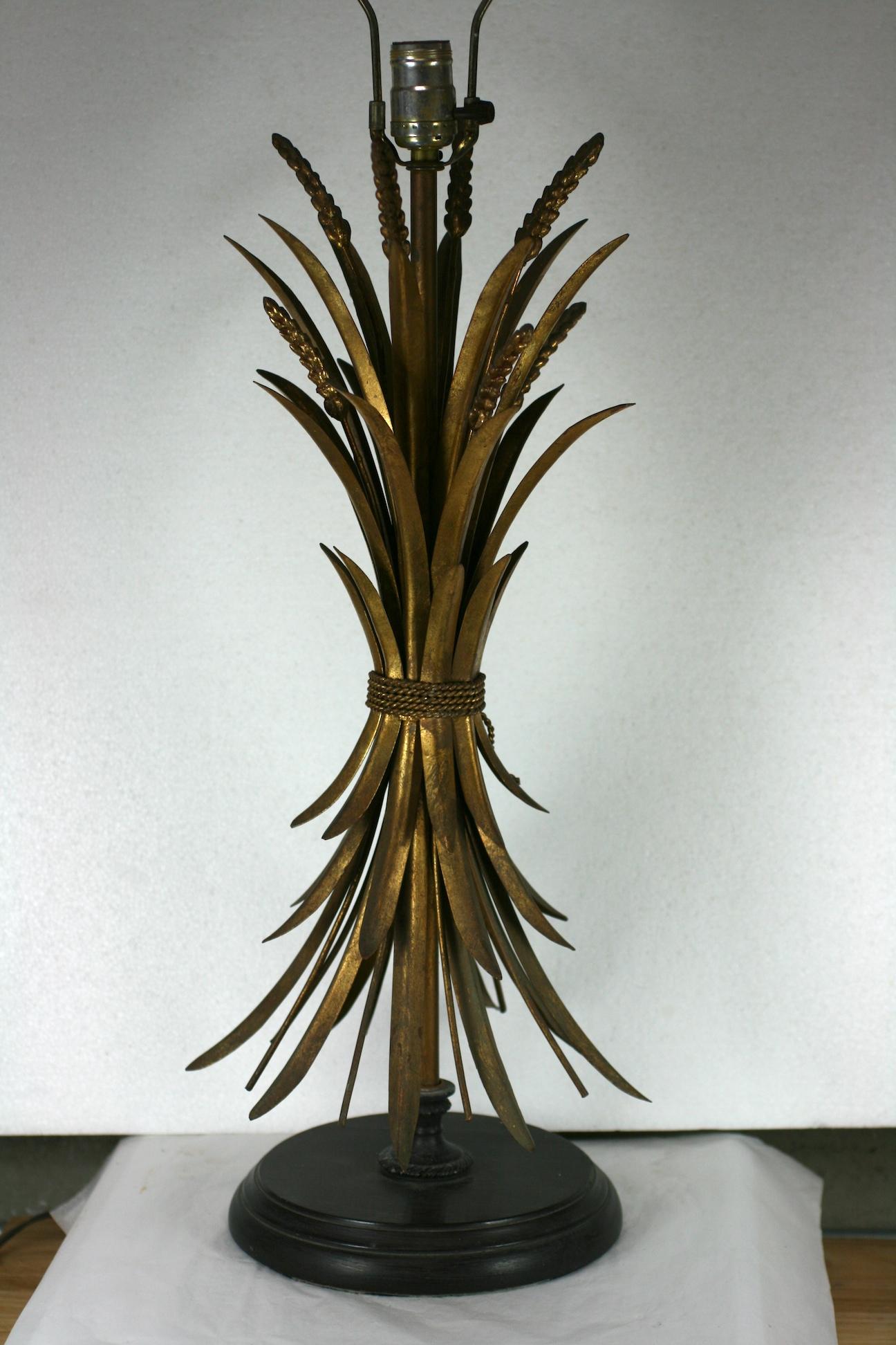 Élégante lampe dorée à motif de blé des années 1950 en Italie. Un blé en laiton doré attaché avec une corde dorée est monté sur un pied de lampe en bois. Italie années 50. 
36